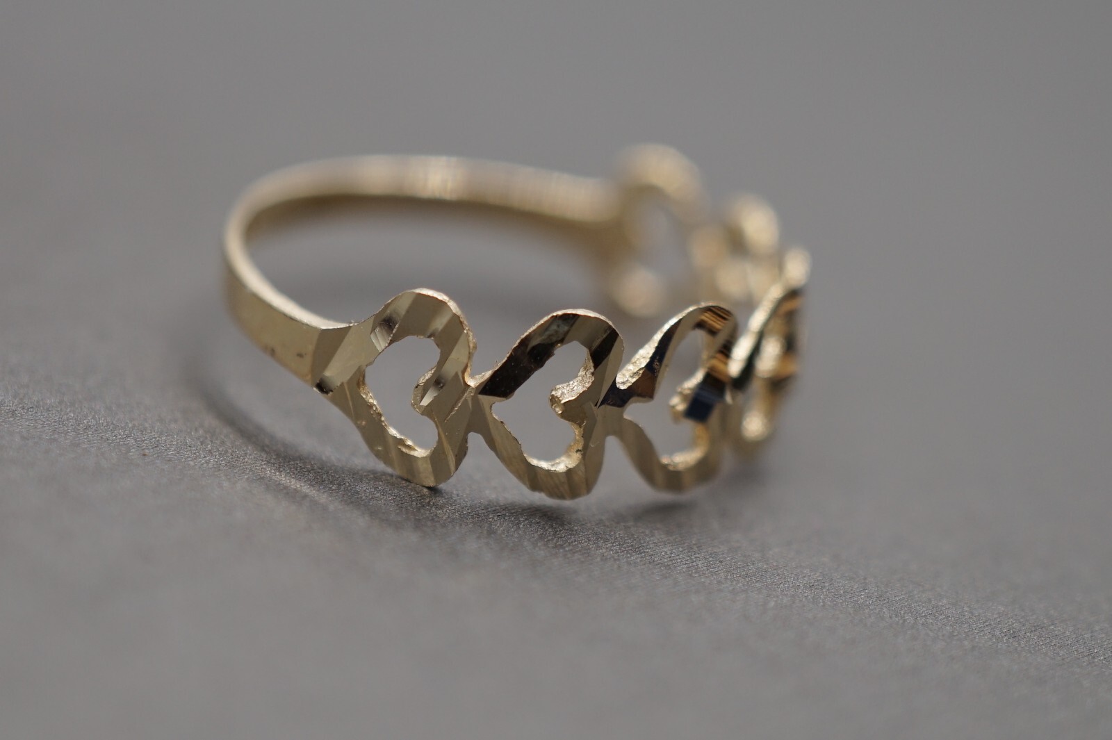 10K Solid Yellow Gold 5.8MM Diamond Cut Shine Seven Heart Band Ring. Size 7