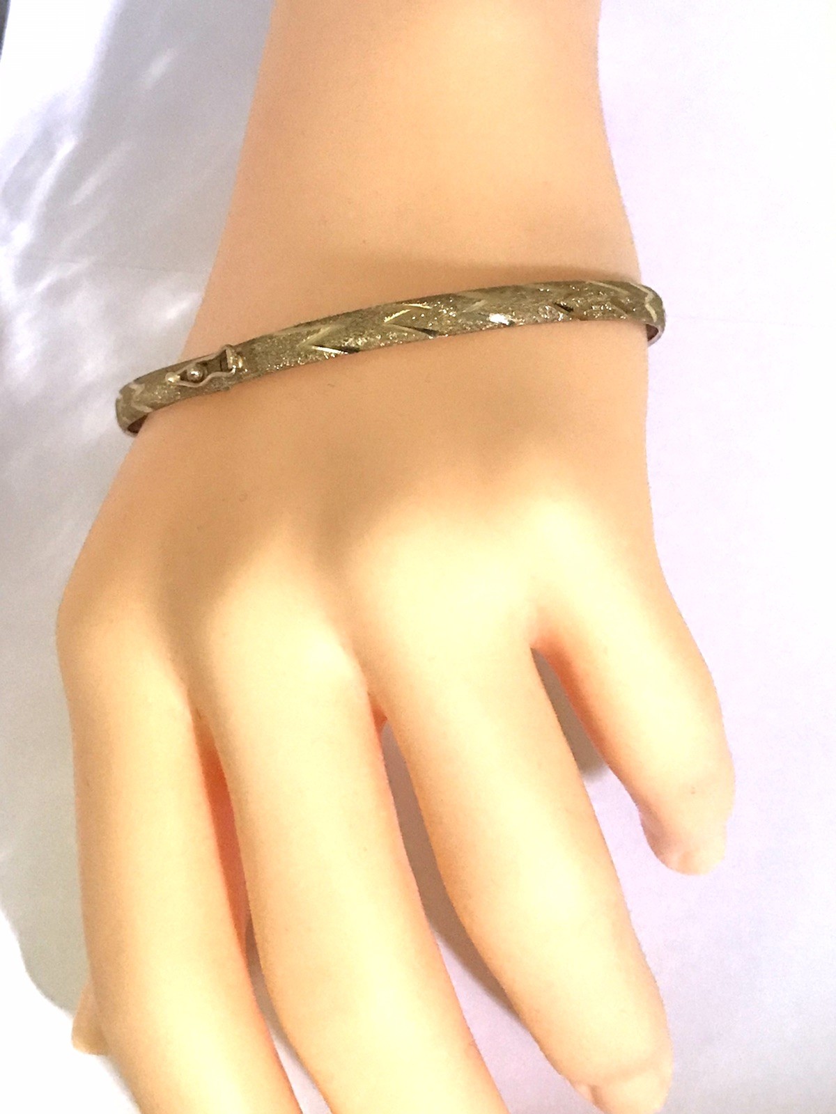 Beautiful 10k Yellow Gold Diamond Cut Laser Bangle Bracelet Size 7.5”
