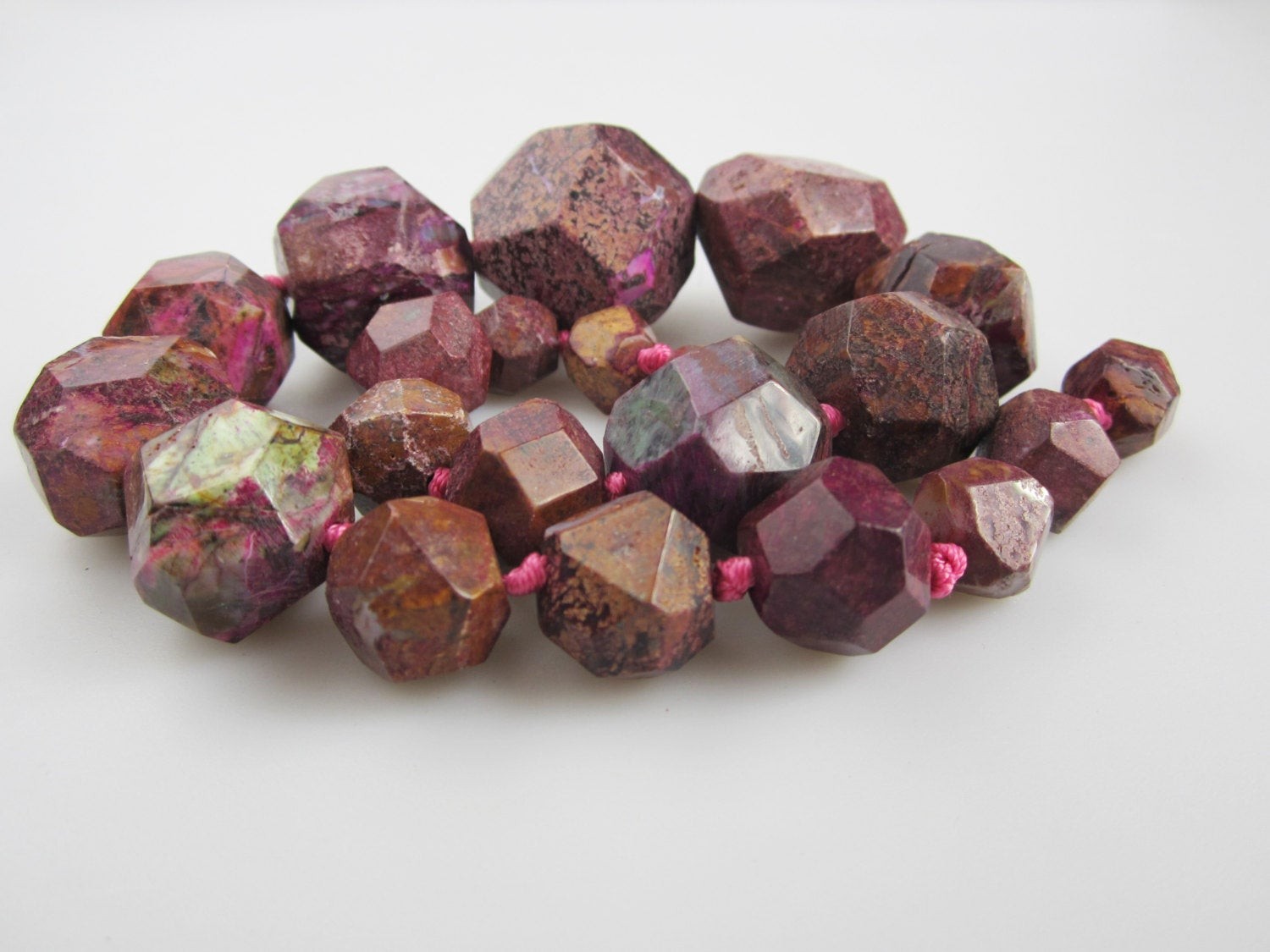 Red Jasper GraduatedFaceted Nugget Chunk Beads Approx 13-35mm 15.5″ Strand