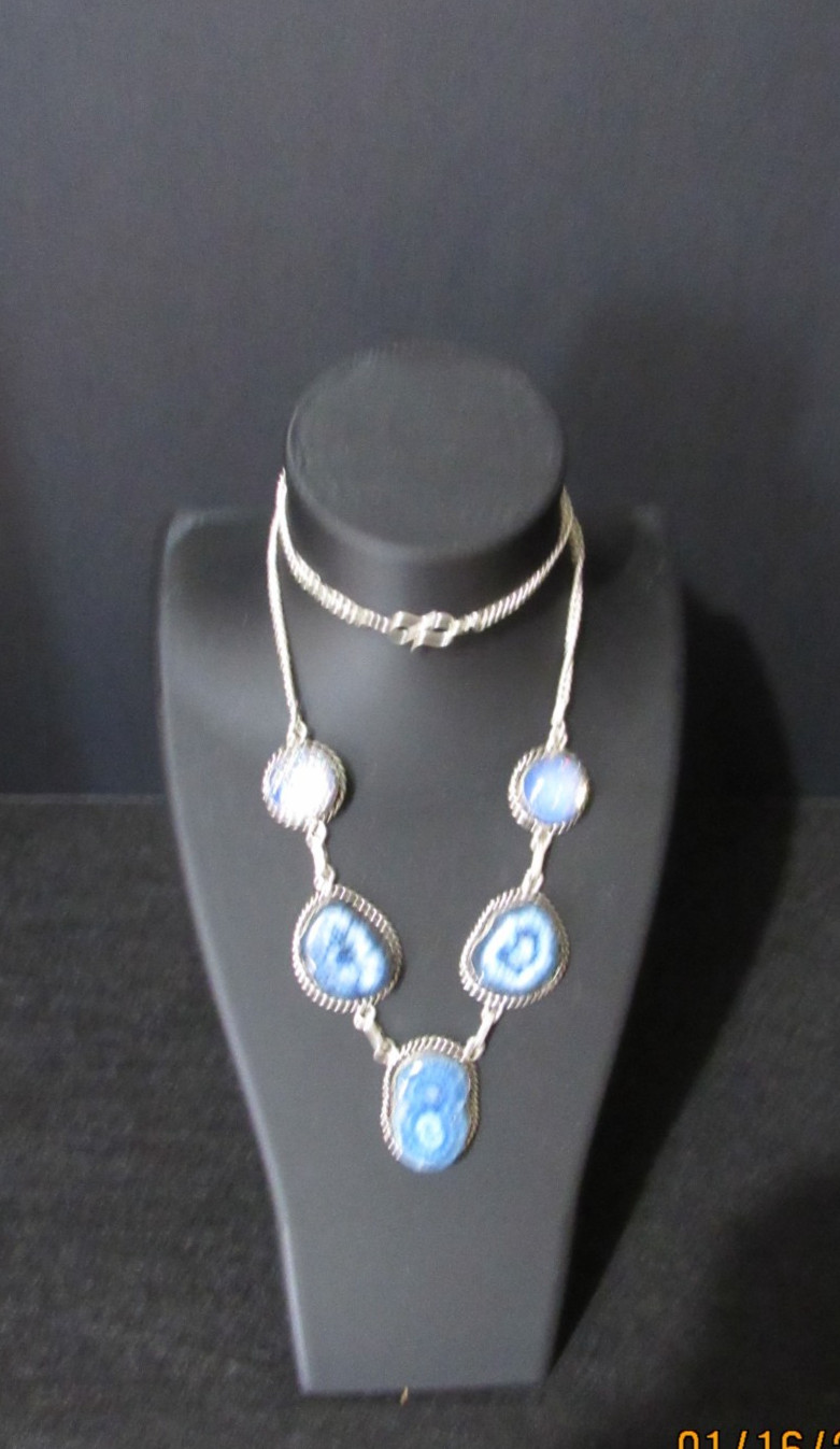 SILVER TONE BLUE DYED AGATE NECKLACE 18″ VGUC
