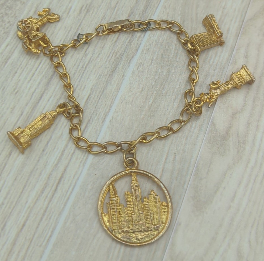 Vintage NYC Gold Tone Charm Bracelet Souvenir Costume jewelry