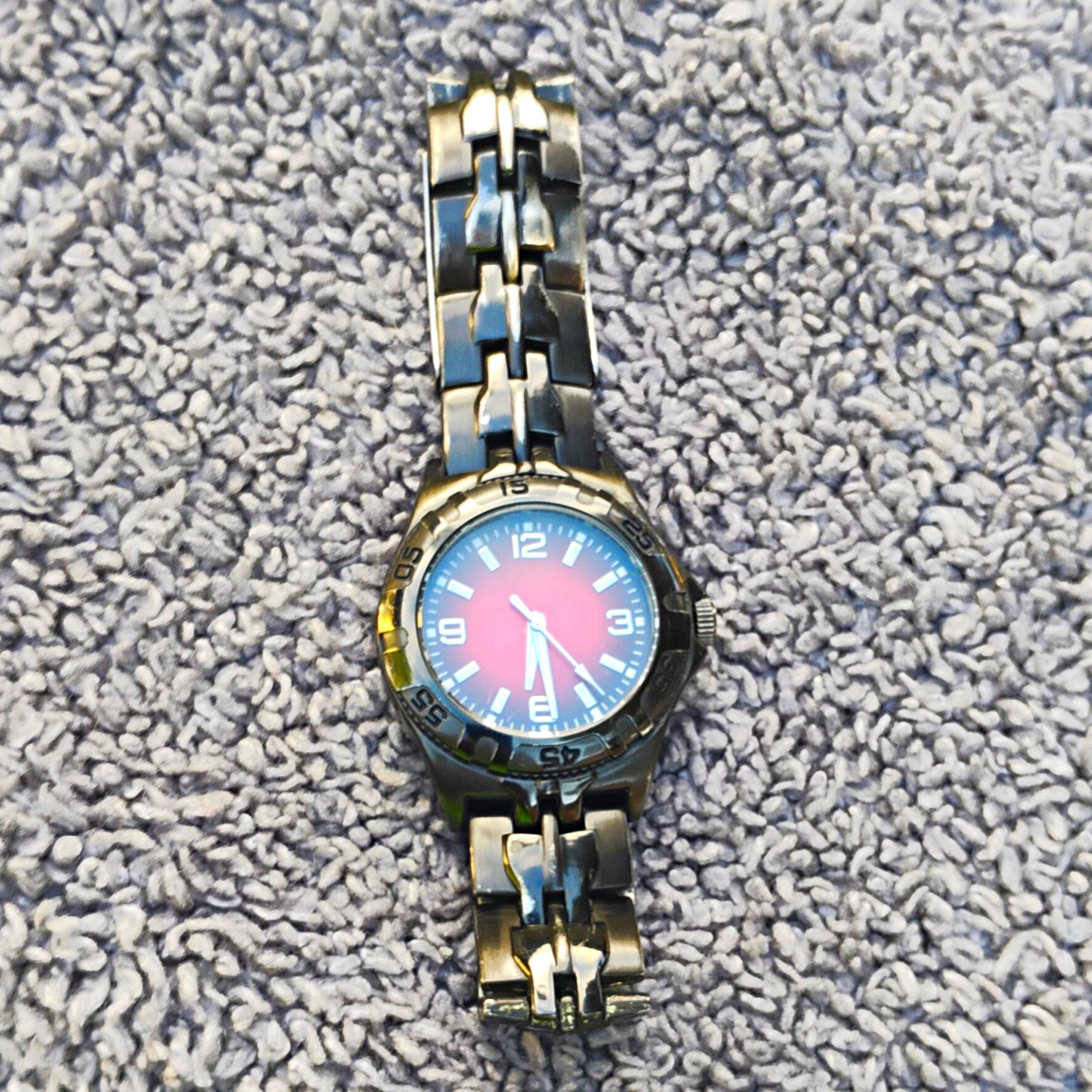 Quartz Analog Wristwatch Red Dial Black Metal Bracelet Round Black Case