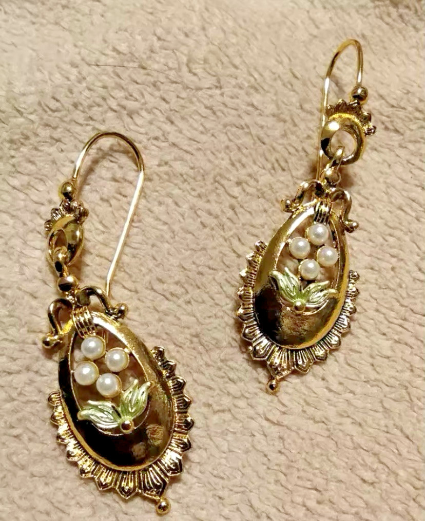 Gold Tone Teardrop Dangle/Drop Earrings White Round Pearl Cluster Hook