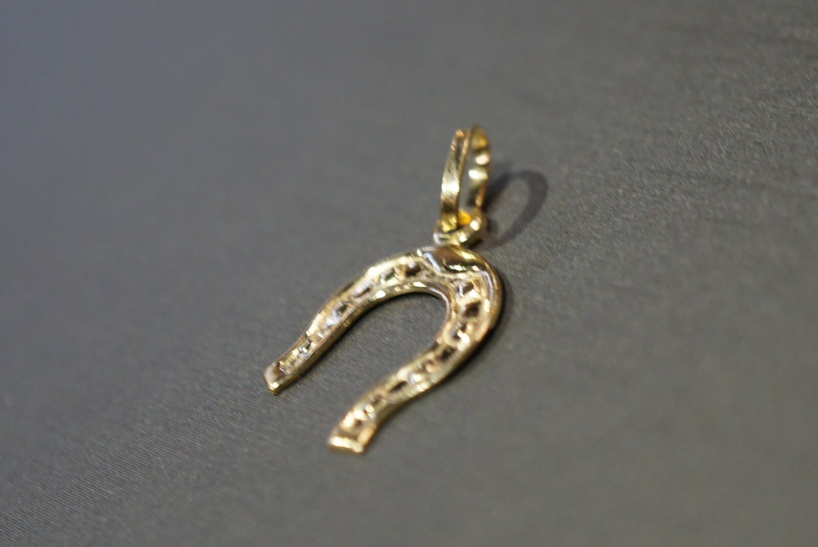 14K Solid Yellow Gold 1″ Thin And Light Weight Horseshoe Charm Pendant.
