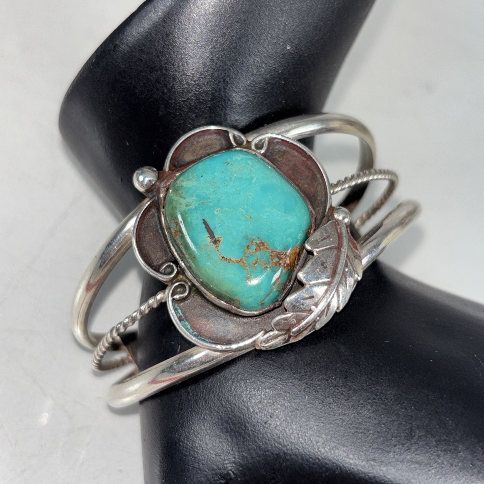 Vtg Navajo Lovely Green Turquoise Sterling Silver Cuff Bracelet Size 6.5