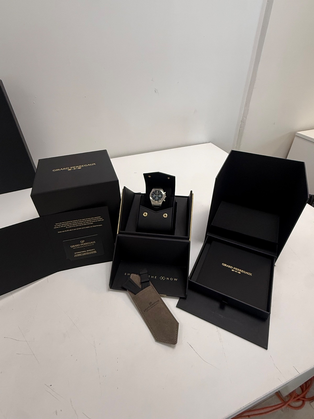 Girard-Perregaux Laureato Men’s Black Watch 38mm – 81020-11-631-BB6A