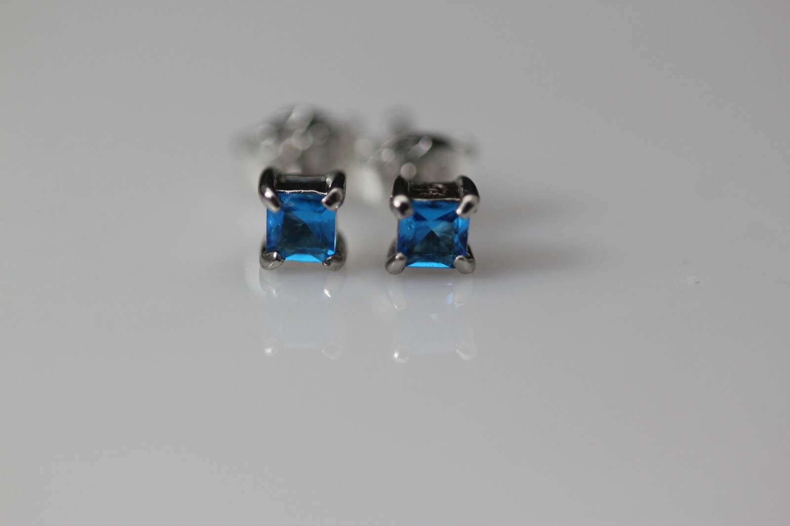 925 Sterling Silver Square Blue Stone Stud Earrings 0.5 Grams (EAR5283)