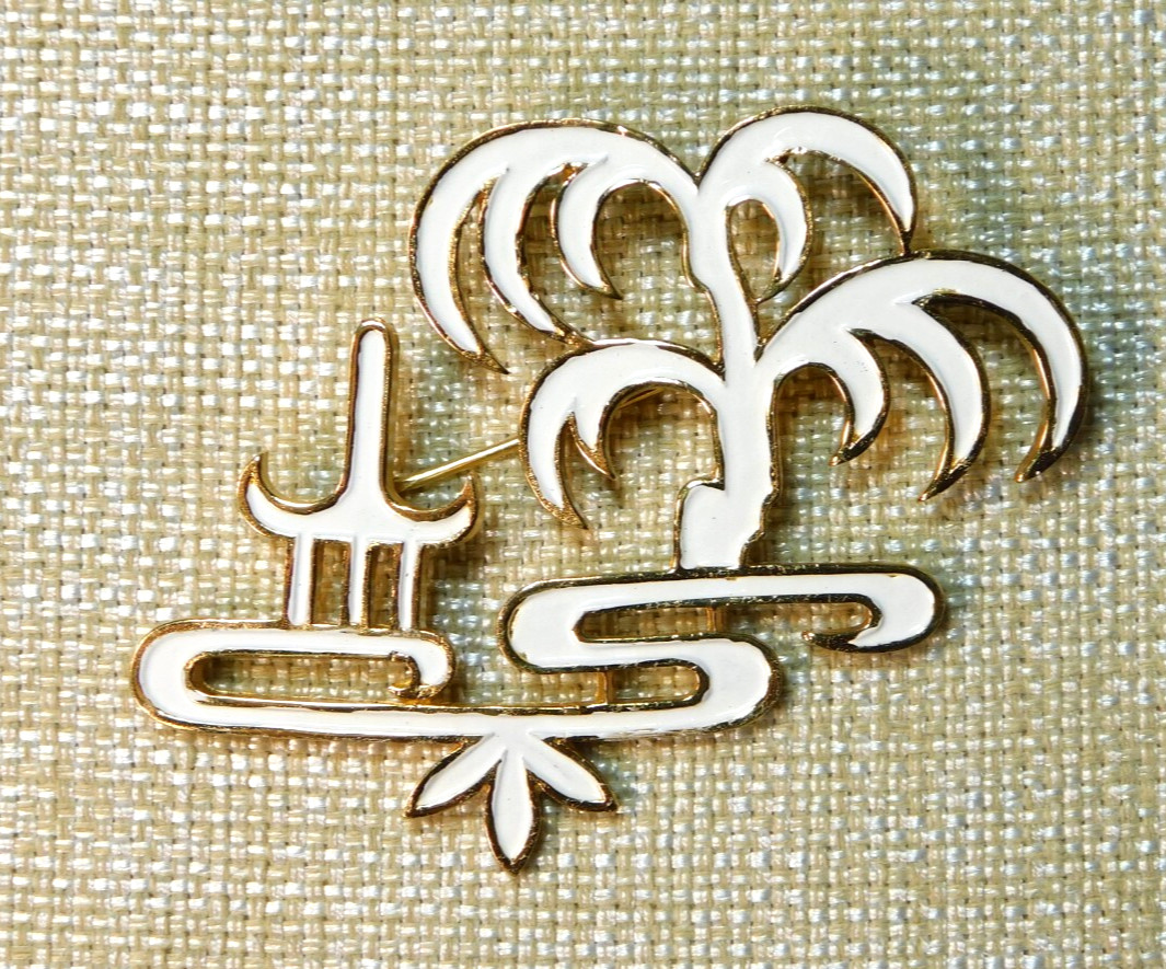 VINTAGE CROWN TRIFARI ” L’ORIENT ” ASIAN THEME WHITE ENAMEL GOLD TONE BROOCH