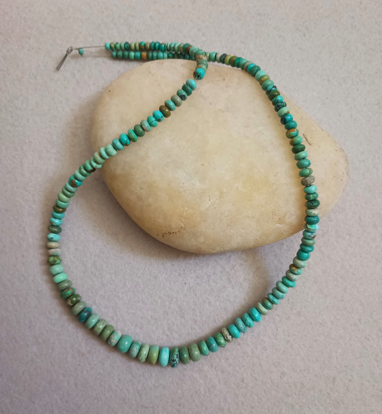 VINTAGE HI-GRADE HUBEI TURQUOISE 2.5-7.5MM RONDELLE BEADS – 17.75″ – 1942E