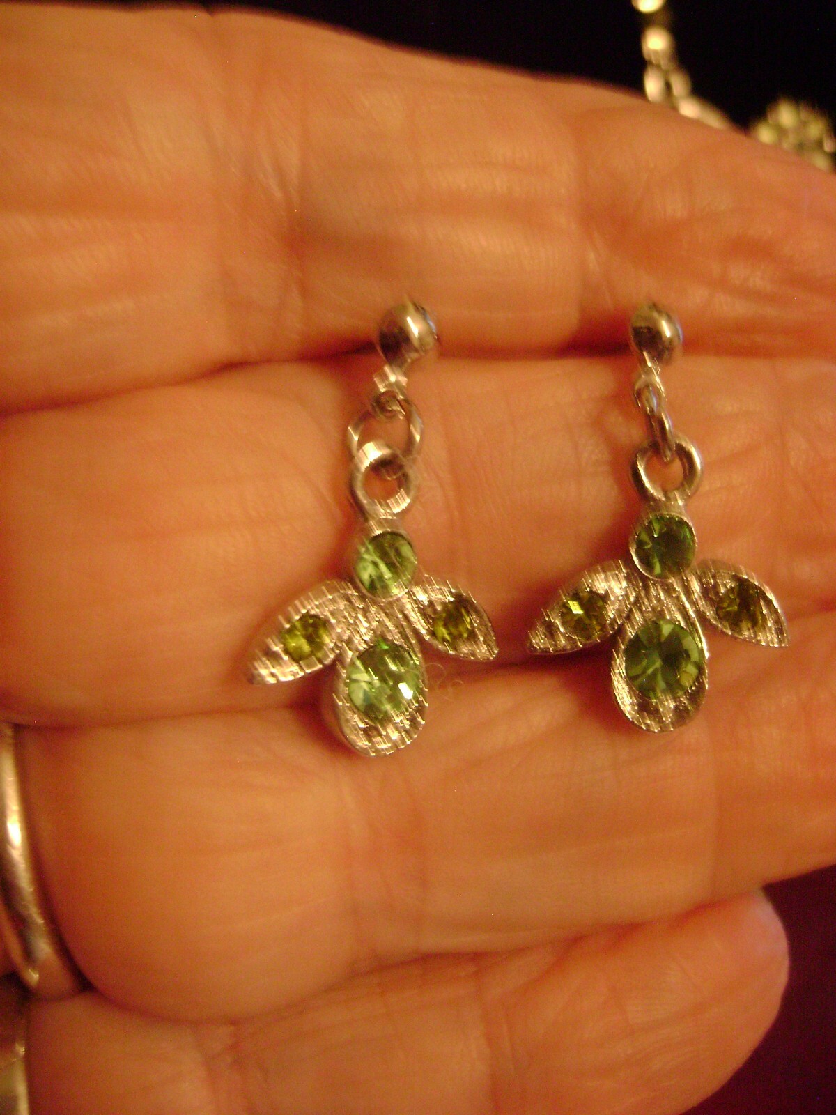 VTG PREMIER DESIGNS Silvertone Pink & Green CRYSTAL Pierced Earrings & Necklace.