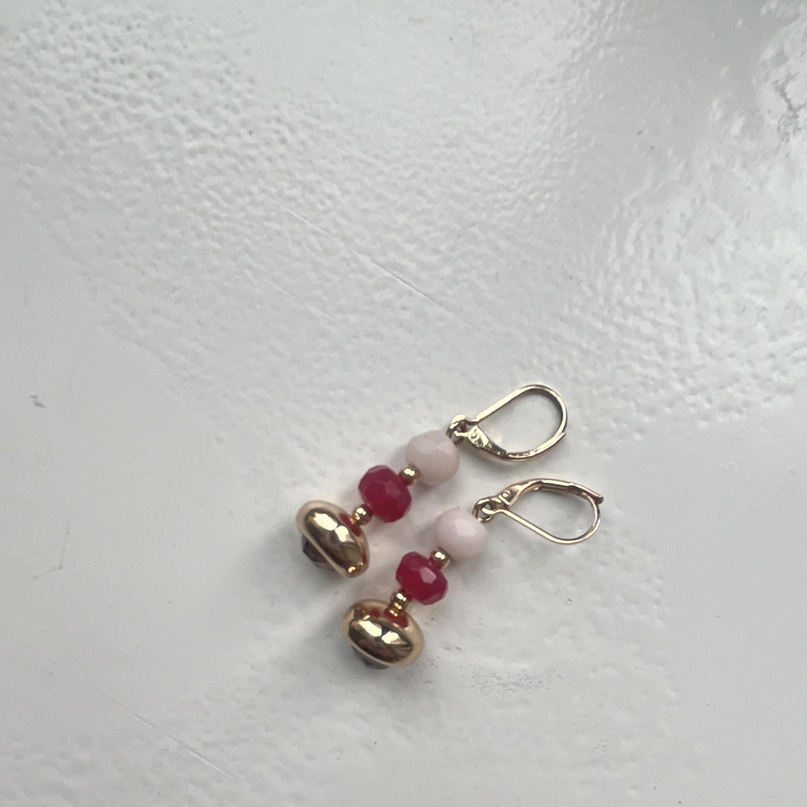 Pink Red Beaded Dangle/Drop Earrings Leverback Closure Gold Tone Metal No Stone