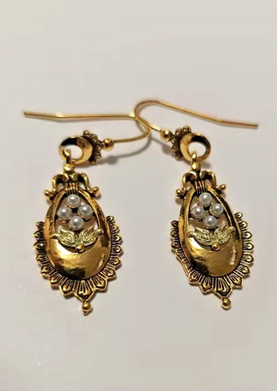 Gold Tone Teardrop Dangle/Drop Earrings White Round Pearl Cluster Hook
