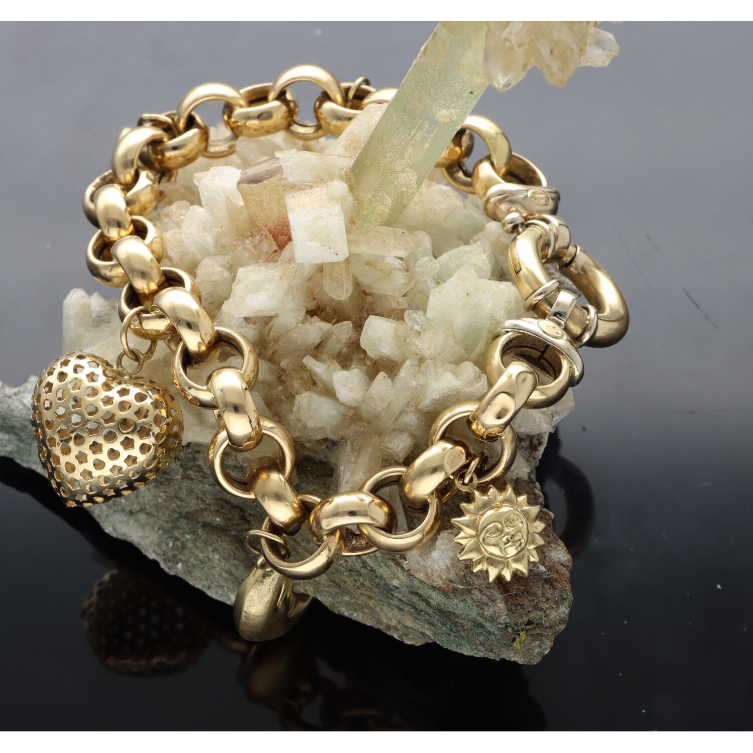 750/1000 GOLD BRACELET. , 18 KT WITH CHARM PENDANTS