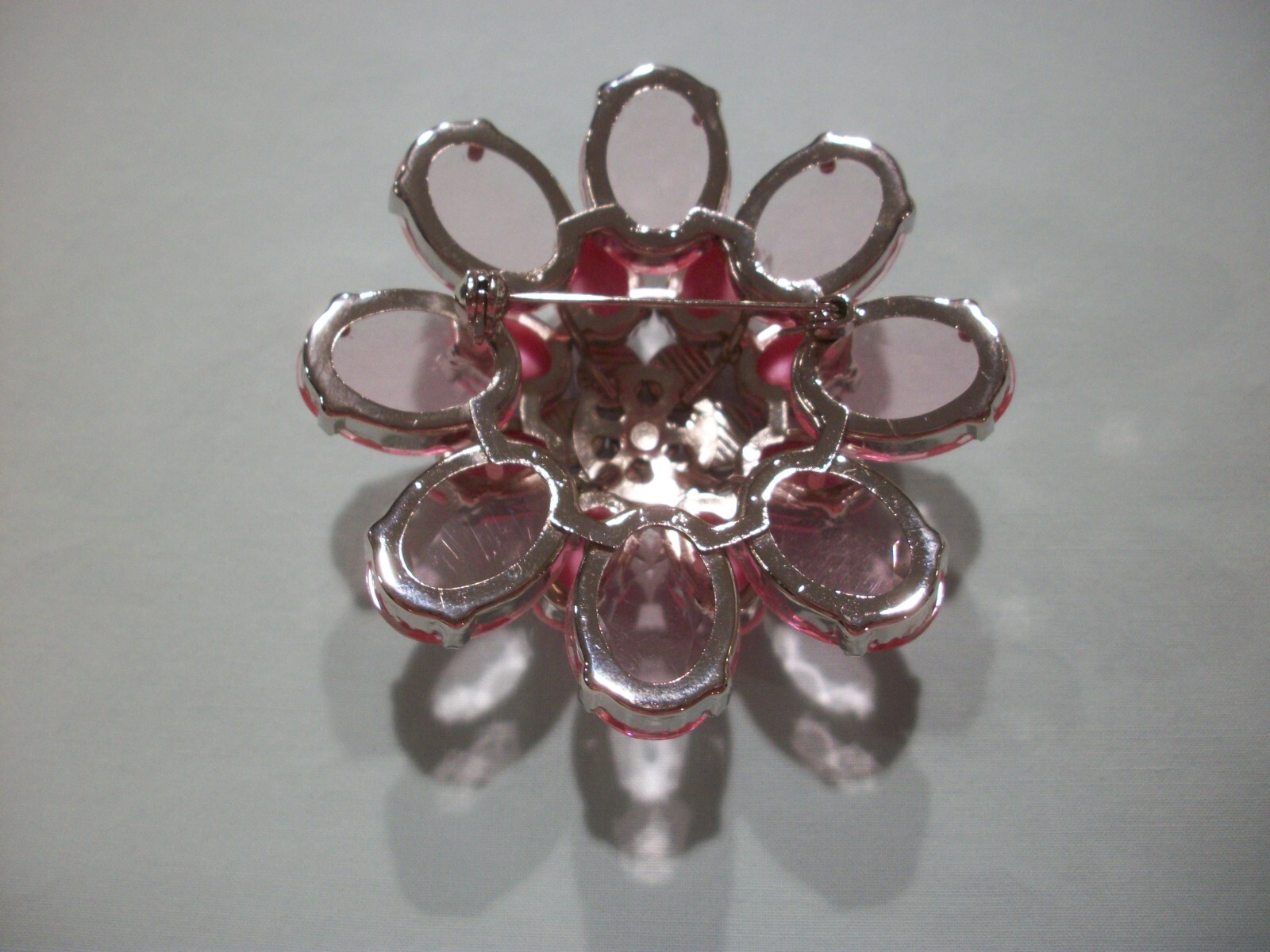 LuCiTe PiNK CABoCHoN/ACRYLiC TRaNSPaReNT/AuRoRa BoReALiS RHiNeSToNeLARGE 2.5″PiN