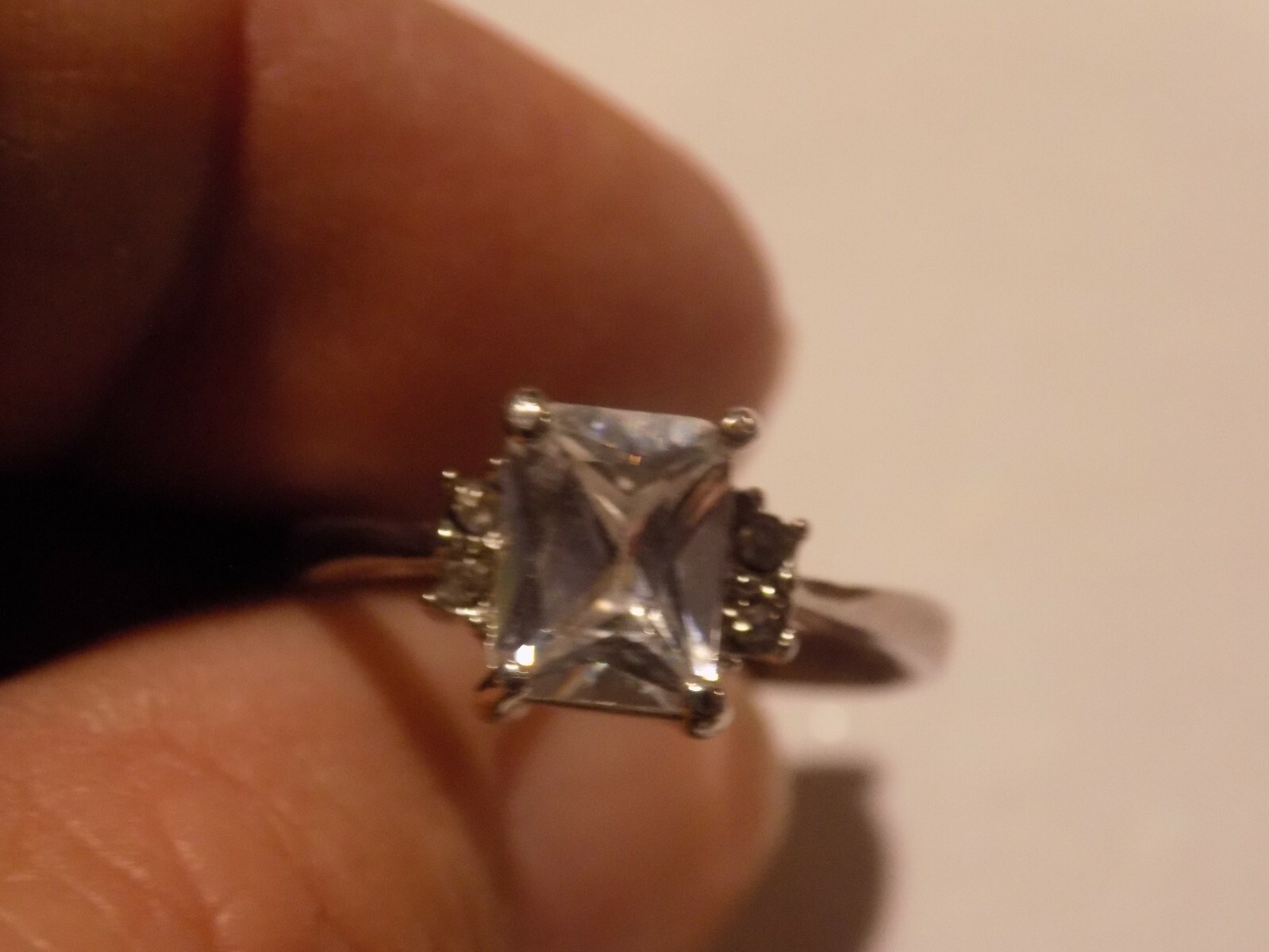 Beautiful solitaire with accents silver tone Ring Size 8.5 (226)