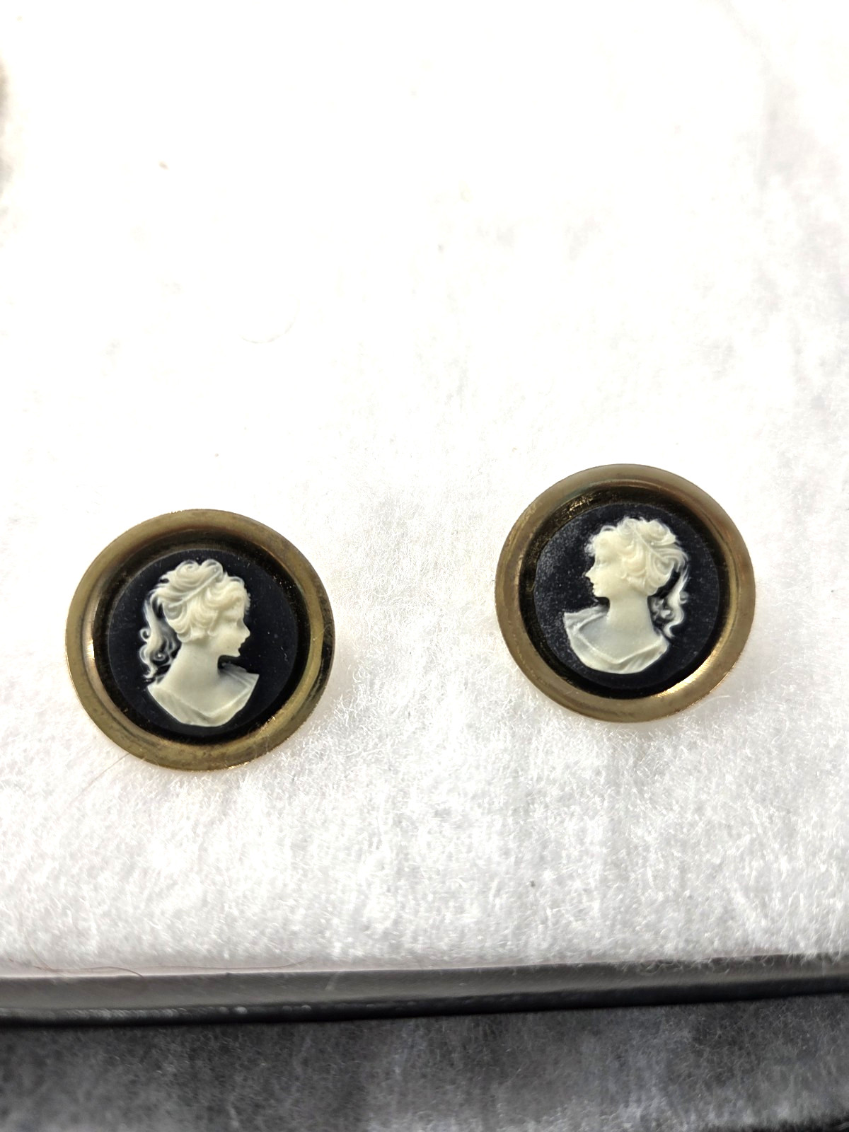 Vtg gold tone black white cameo pierced Earrings