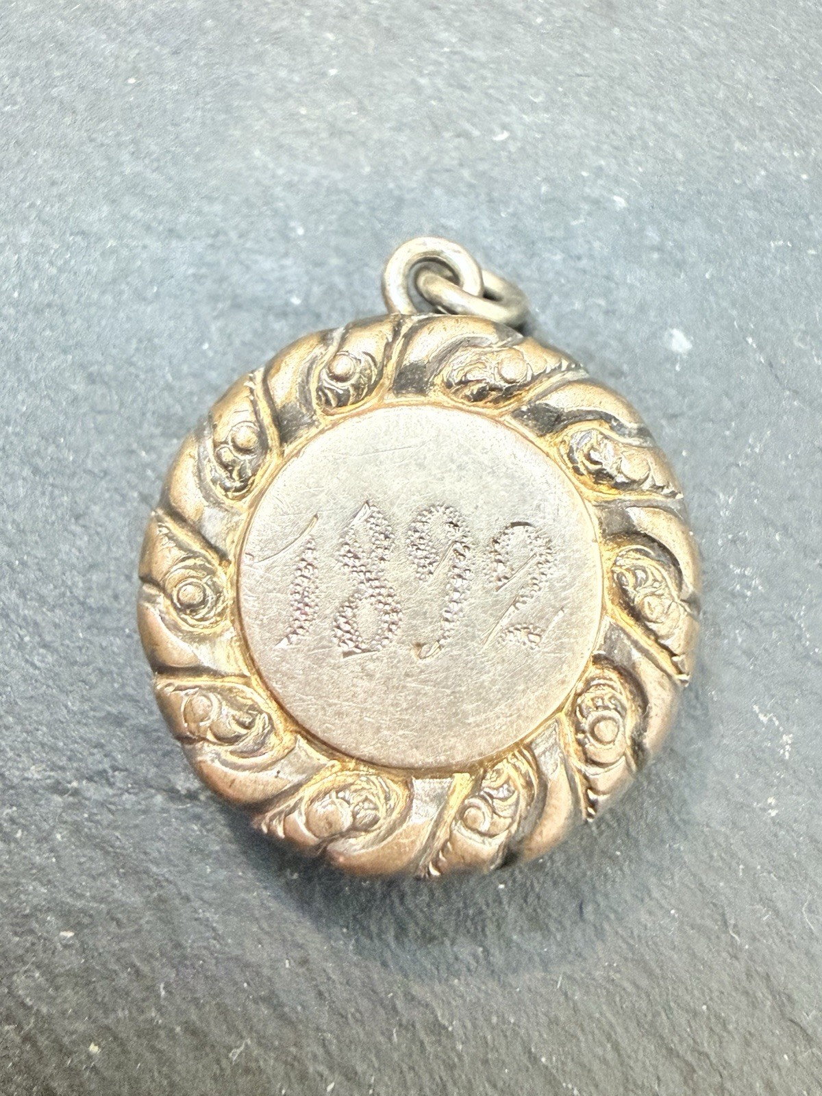 1892 Art NouveauETCHED FLOWER GOLD SHELL Filled LOCKET PENDANT Antique 0.75