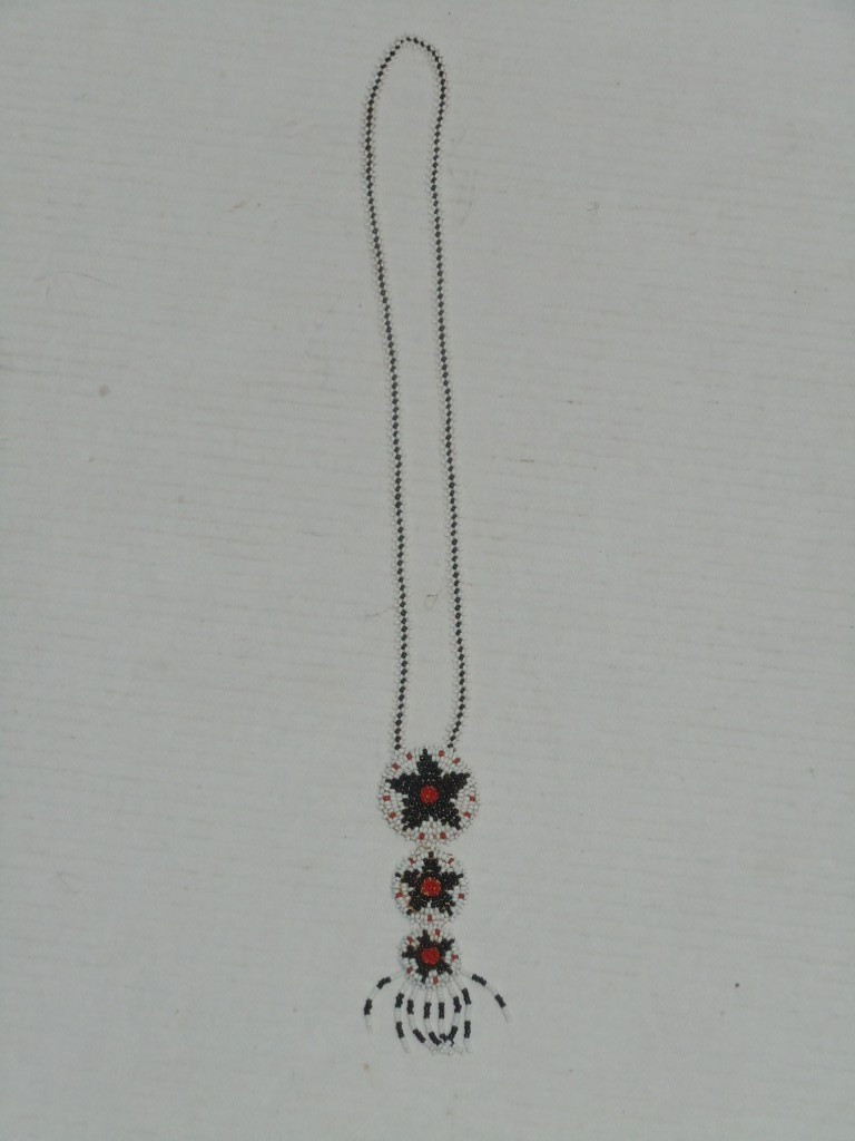 VINTAGE LEATHER BACK NATIVE AMERICAN HAND MADE STAR MEDALLION SEED BEAD NECKLACE
