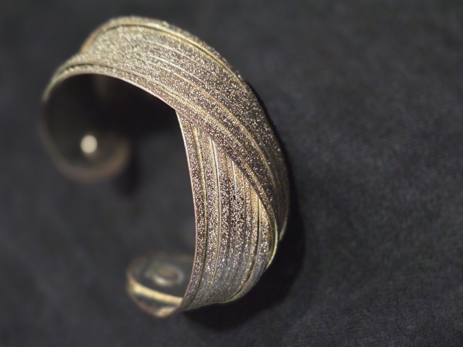 vintage 1 & 5/8″ wide shiny textured & ridged goldtone crossover cuff bracelet