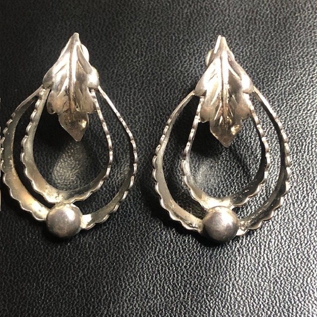 9367 Vintage Patina Sterling Silver Leaf Motif Clip On Earrings 1.5in 5.3gram