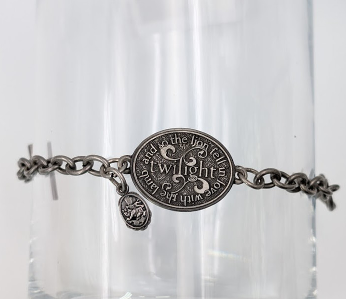 Twilight Saga New Moon Bracelet Silver Tone Cullen Crest Charm Vampire Eternal