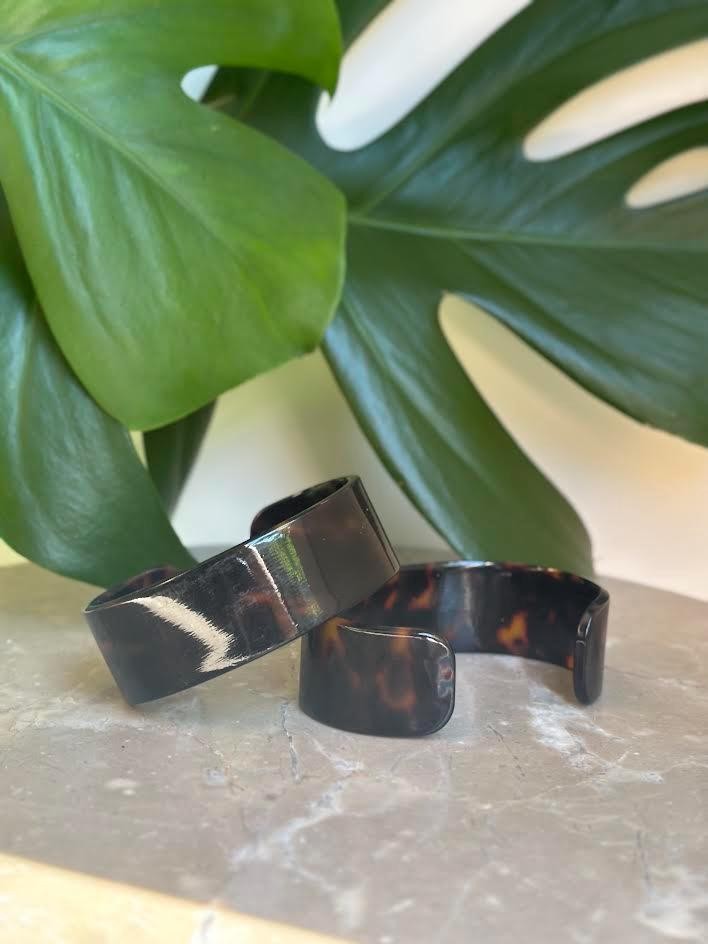 Faux Tortoise Shell Hibiscus Carving White Bracelet Bangle Cuff Hawaiian Vintage