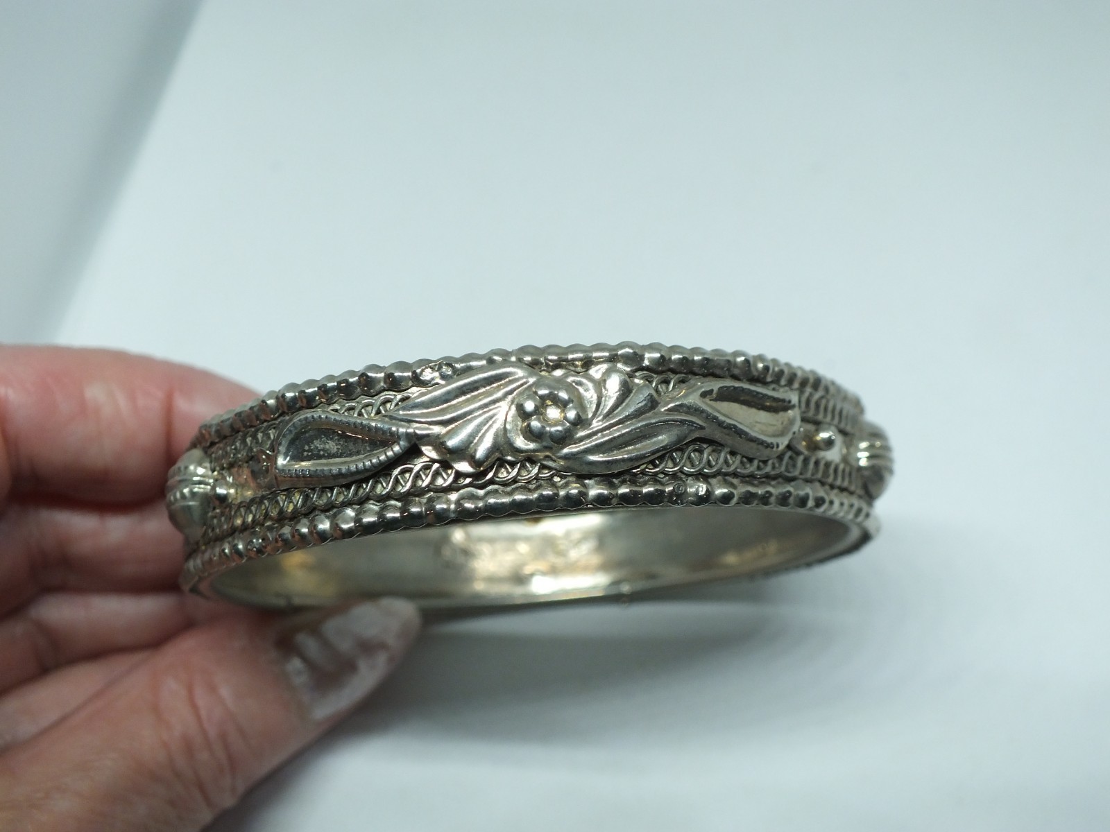 Beautiful Bangle Bracelet Silver Tone Texture 1/2″ W x 2 1/2″ Across Inside Diam