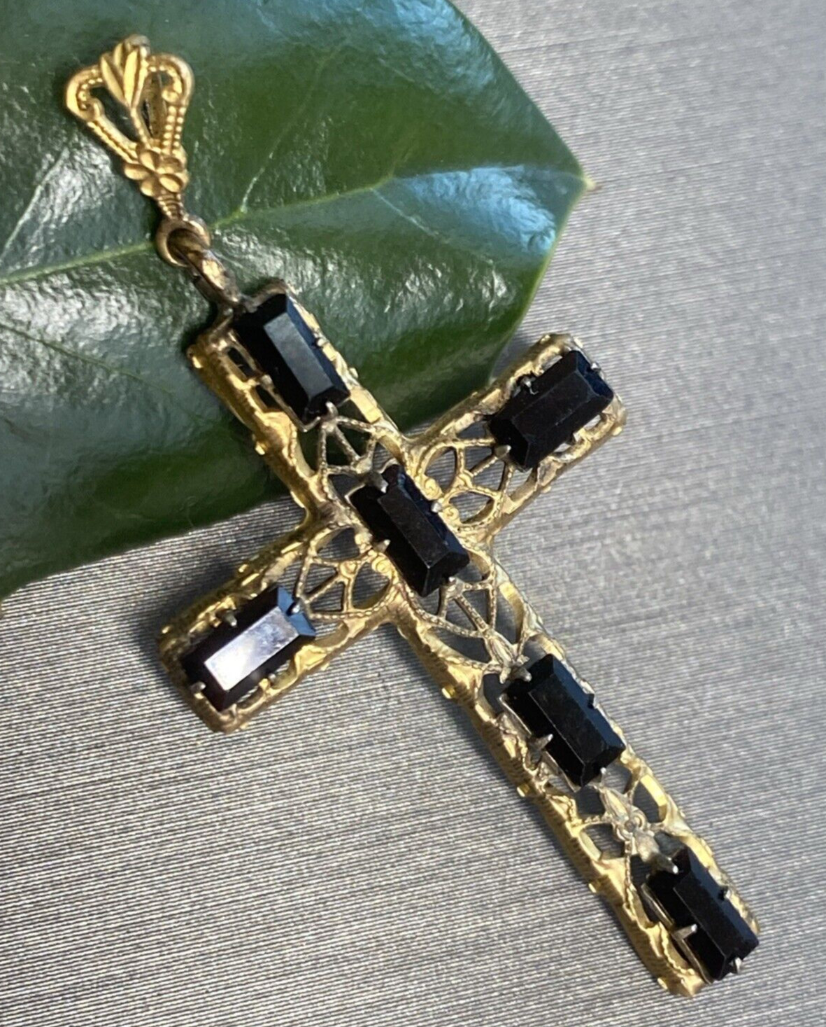 Vintage Filigree Cross Pendant Estate Jewelry Pre-owned Art Glass Die Struck