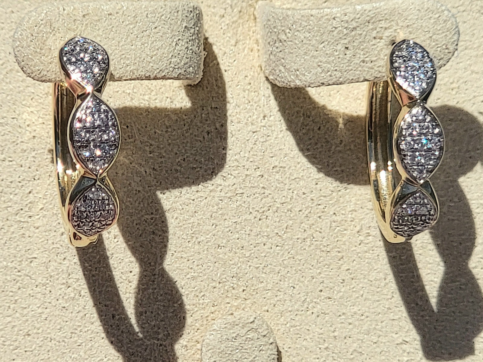 10K Gold 4 grams Natural Diamond Hoops Earrings 0.25ctw NEW