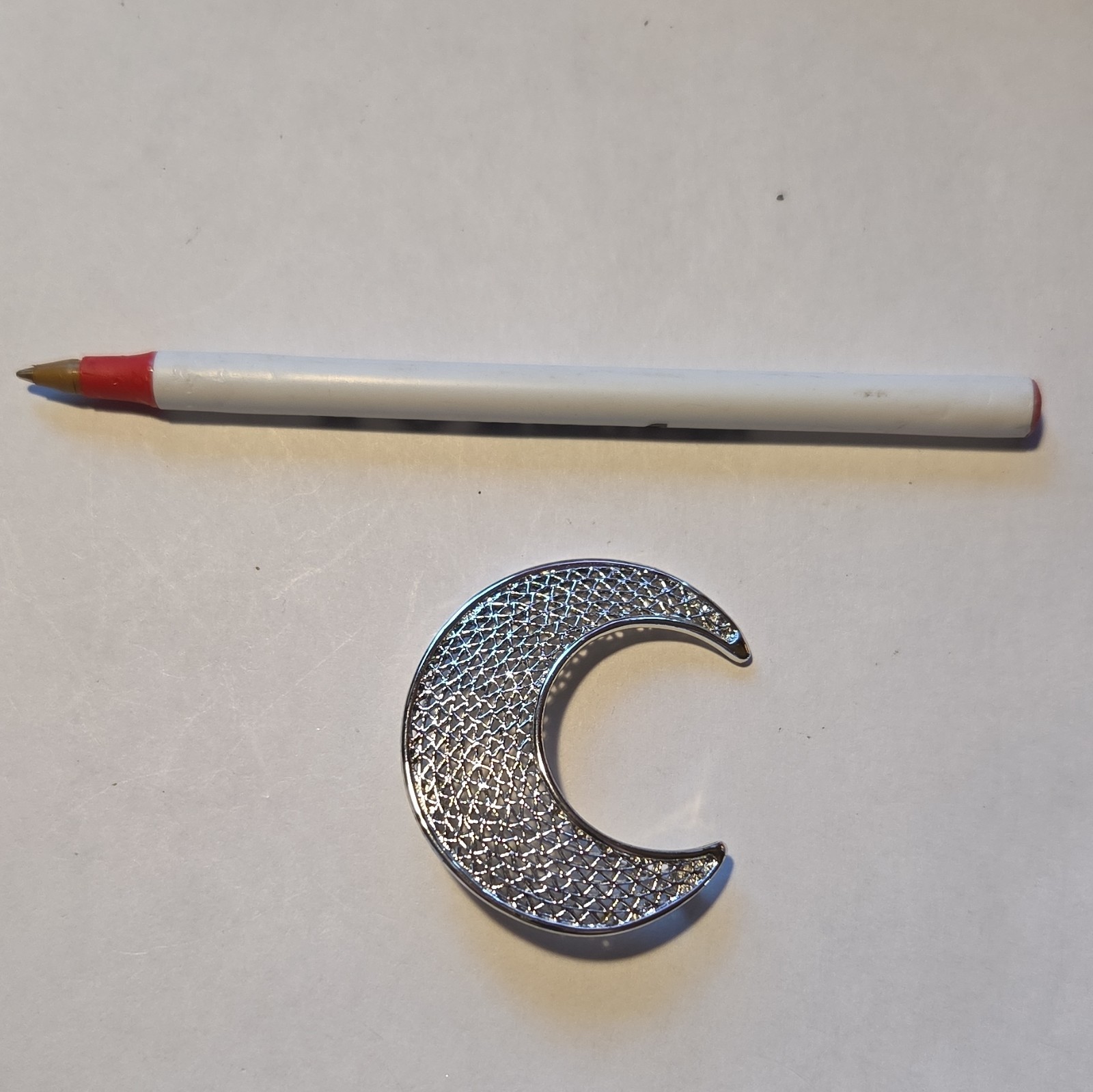 SARAH COVENTRY Tone Textured Crescent Moon Brooch Pin Metal No Stone