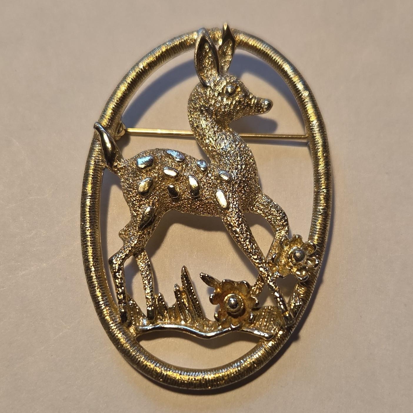 Gold Tone Deer Oval Brooch Pin Metal No Stone Animals & Insects Theme