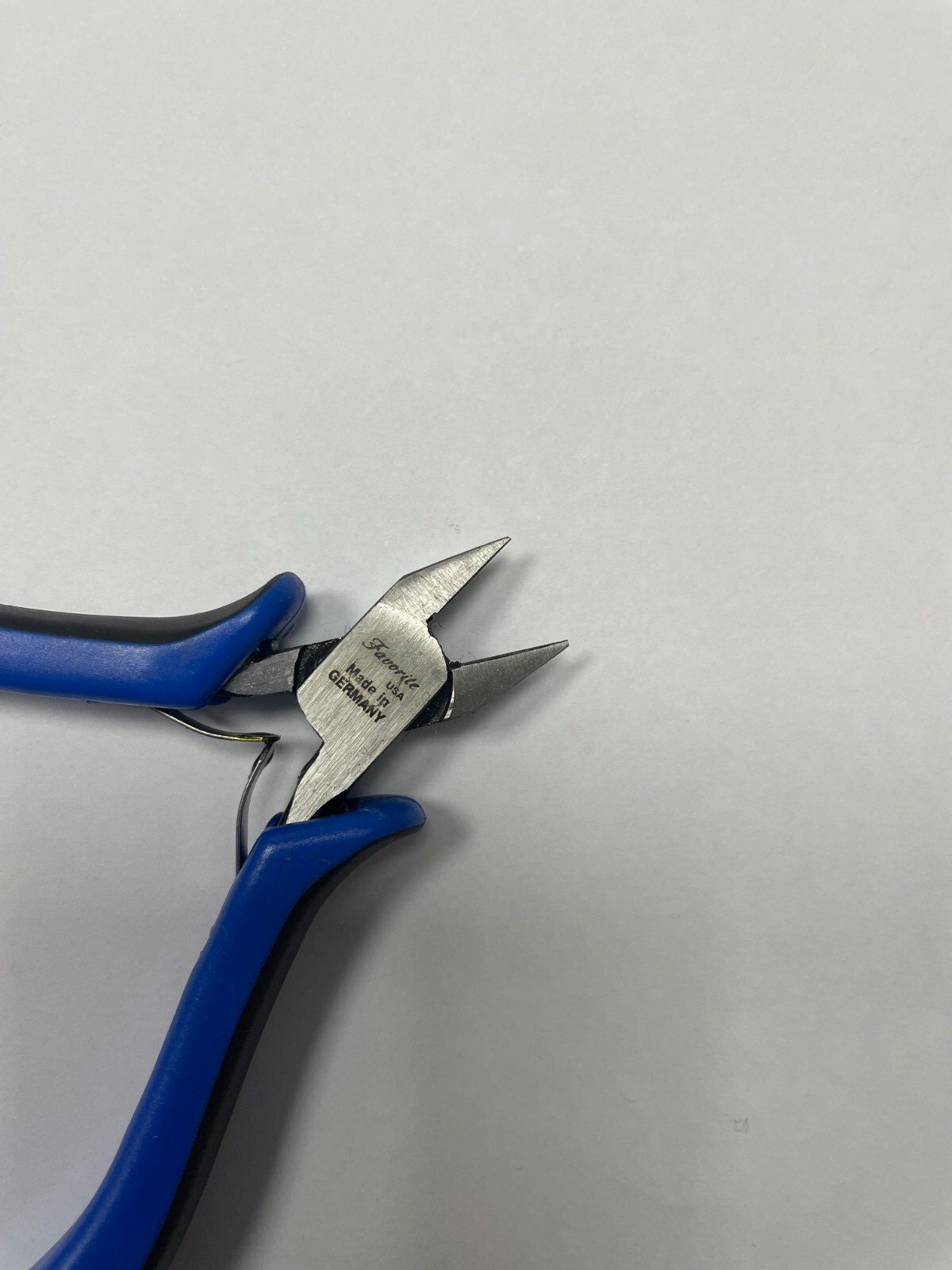 FavoriteUSA ERGONOMIC FULL FLUSH SIDE CUTTER 4-1/2″ W/ COMFORT GRIP