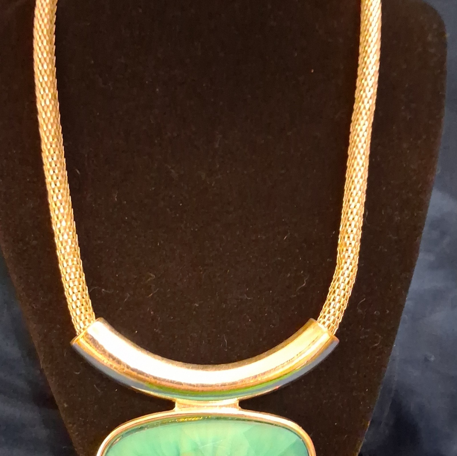 Gold Tone Mesh Chain Necklace Oval Green Pendant Charm Adjustable Lobster