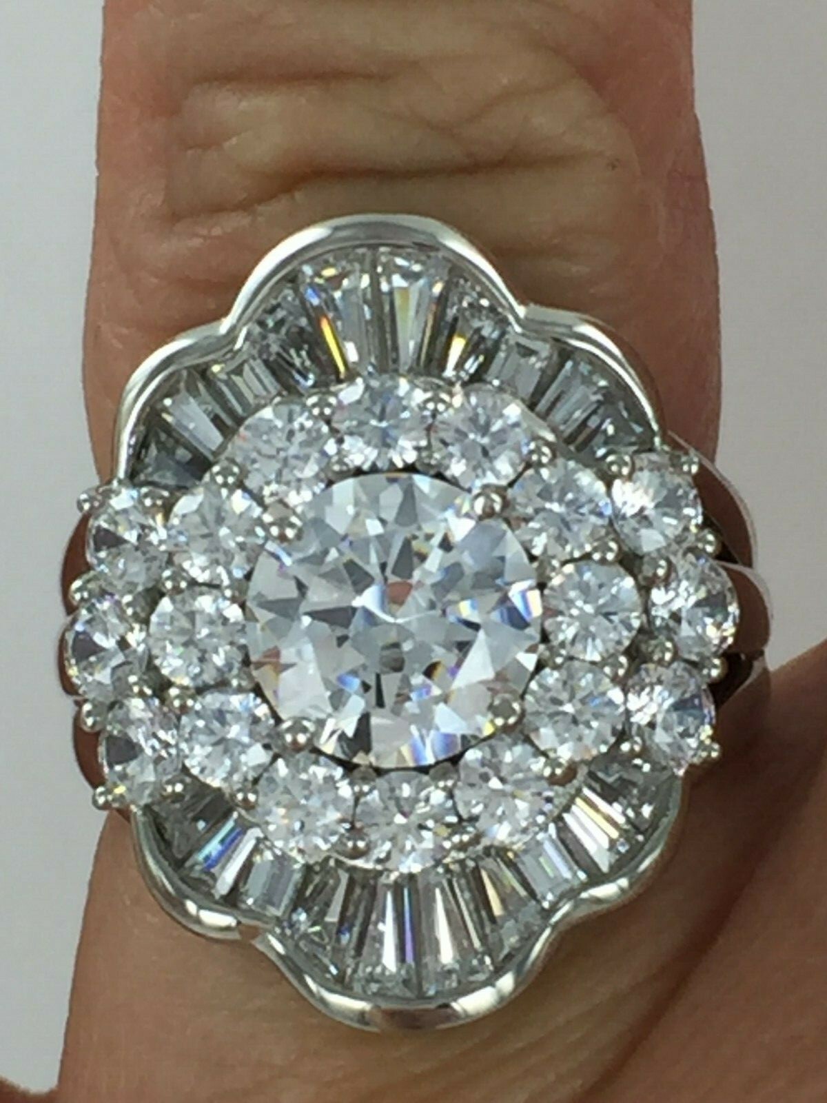 Amazing 5 CT Round & Baguette Clear CZ 925 Silver Scalloped Design Ring Size 7