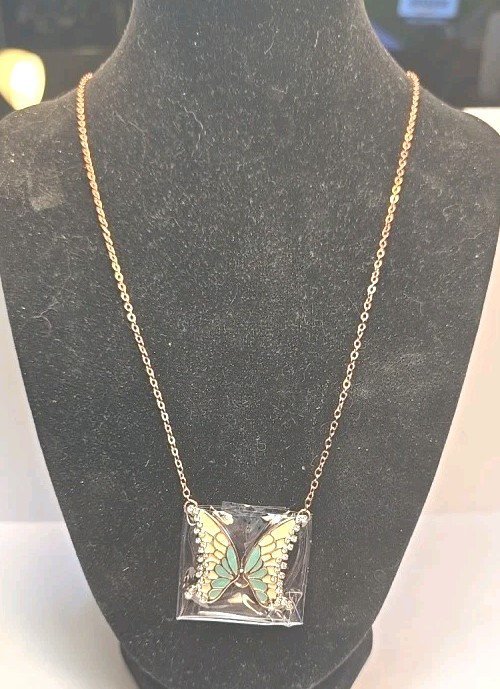 Kruckel Crystals Necklace 1 3/8″ Wide, Chain 18.5″ Long, New In Box