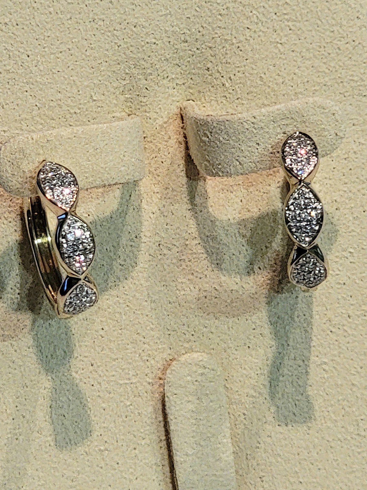 10K Gold 4 grams Natural Diamond Hoops Earrings 0.25ctw NEW