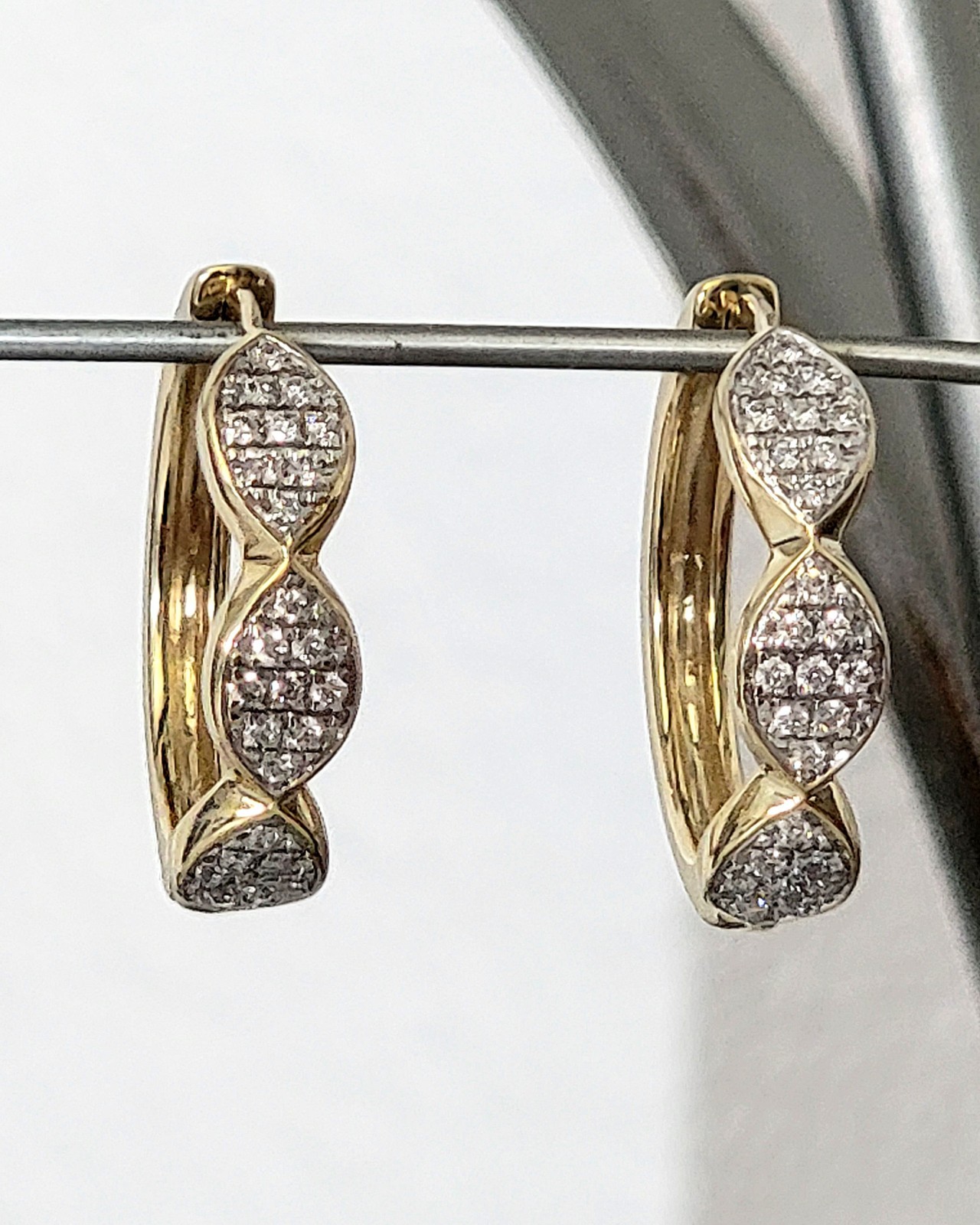 10K Gold 4 grams Natural Diamond Hoops Earrings 0.25ctw NEW