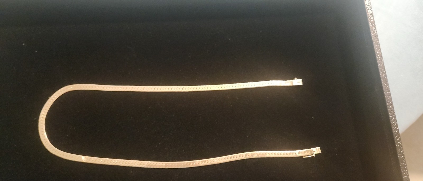 Vintage Solid 14K Yellow Gold Flat Herringbone Necklace 19″ Approx 19.1 Grams.