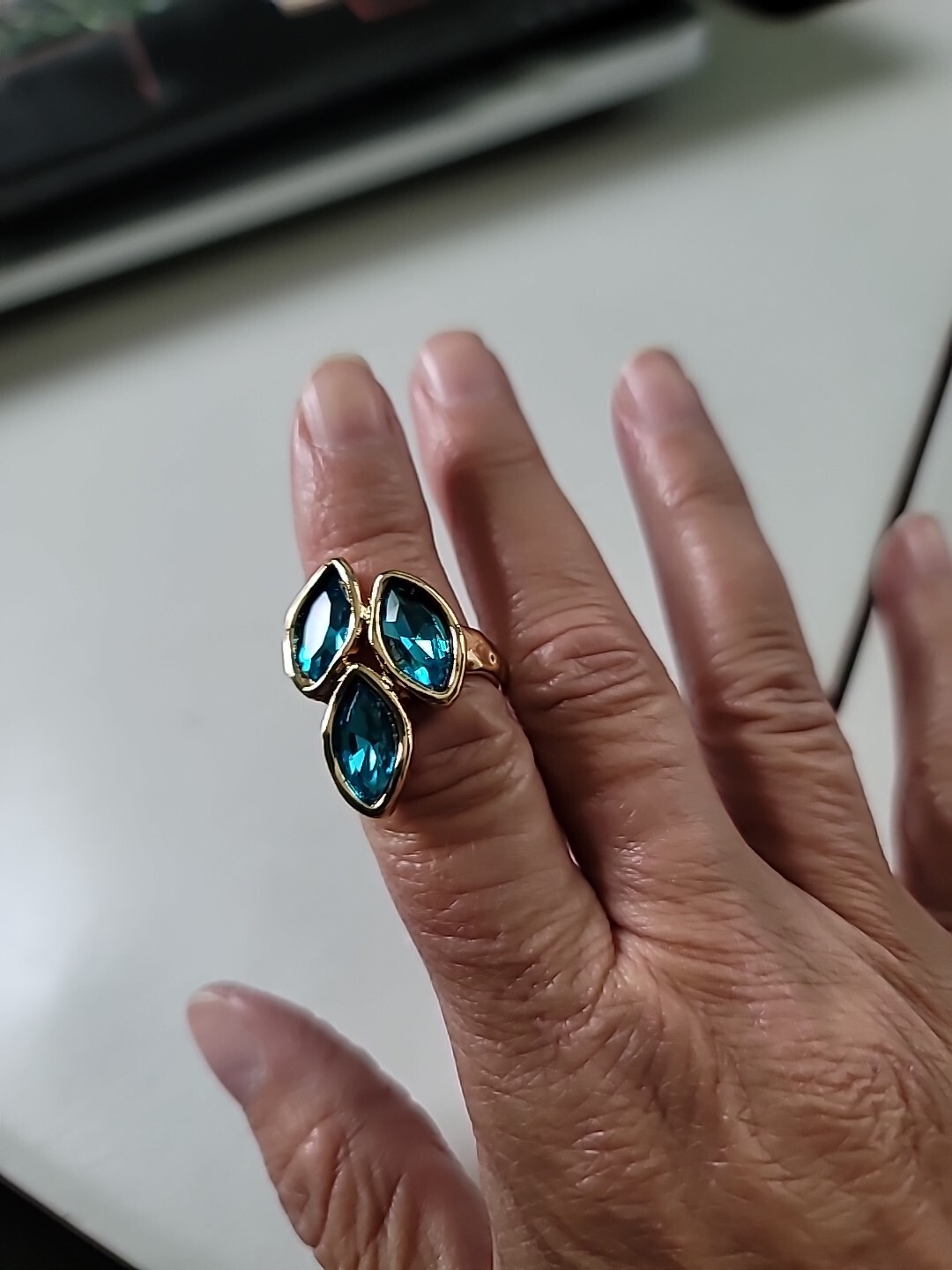 Handmade Uno STYLE De 3 stone crystal leaf ring Caribbean blue size 8 Gold