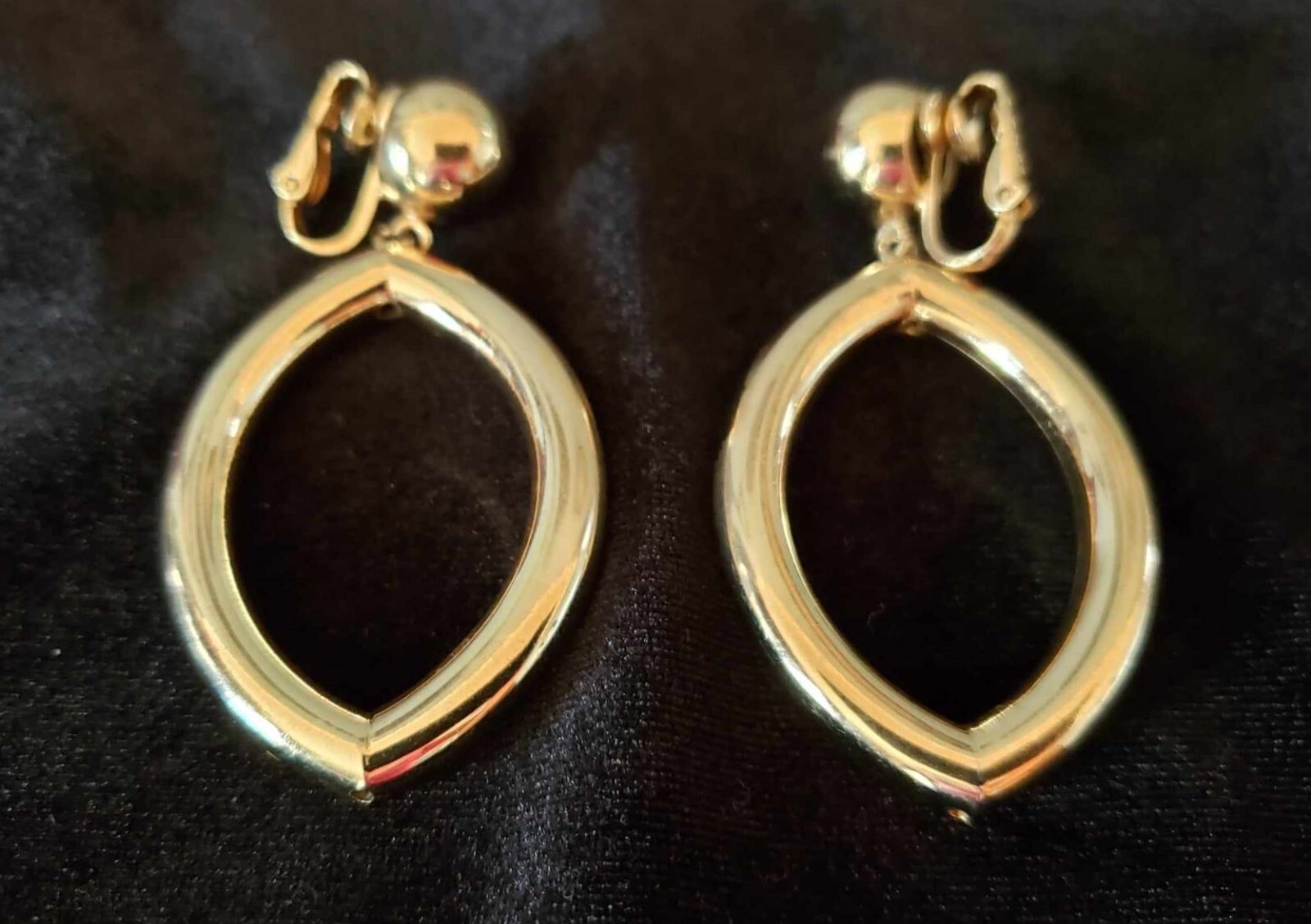 Vintage BERGERE Clip-On Drop Dangle Fashion Earrings Gold Tone VTG Jewelry NYC
