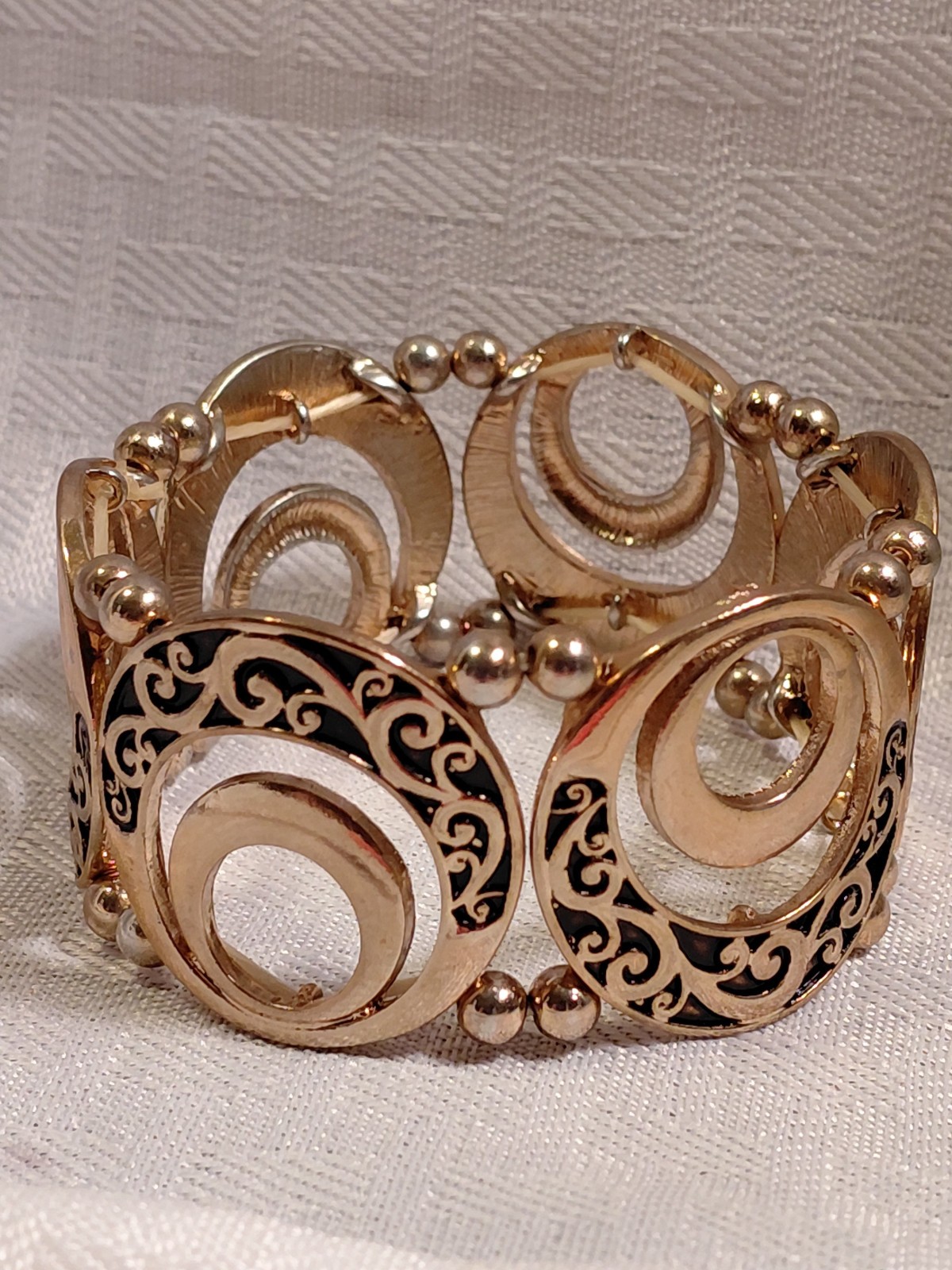 Beautiful Stretch Bracelet Gold Tone Texture 1 1/4″ Wide x 2 1/2″ Diameter NEW