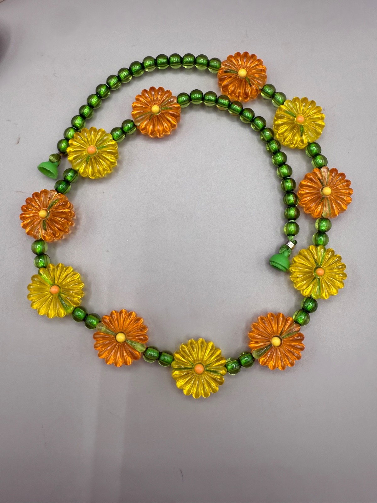 ESTATE ACRYLIC LUCITE ORANGE YELLOW GREEN FLORAL BEAD NECKLACE 19″