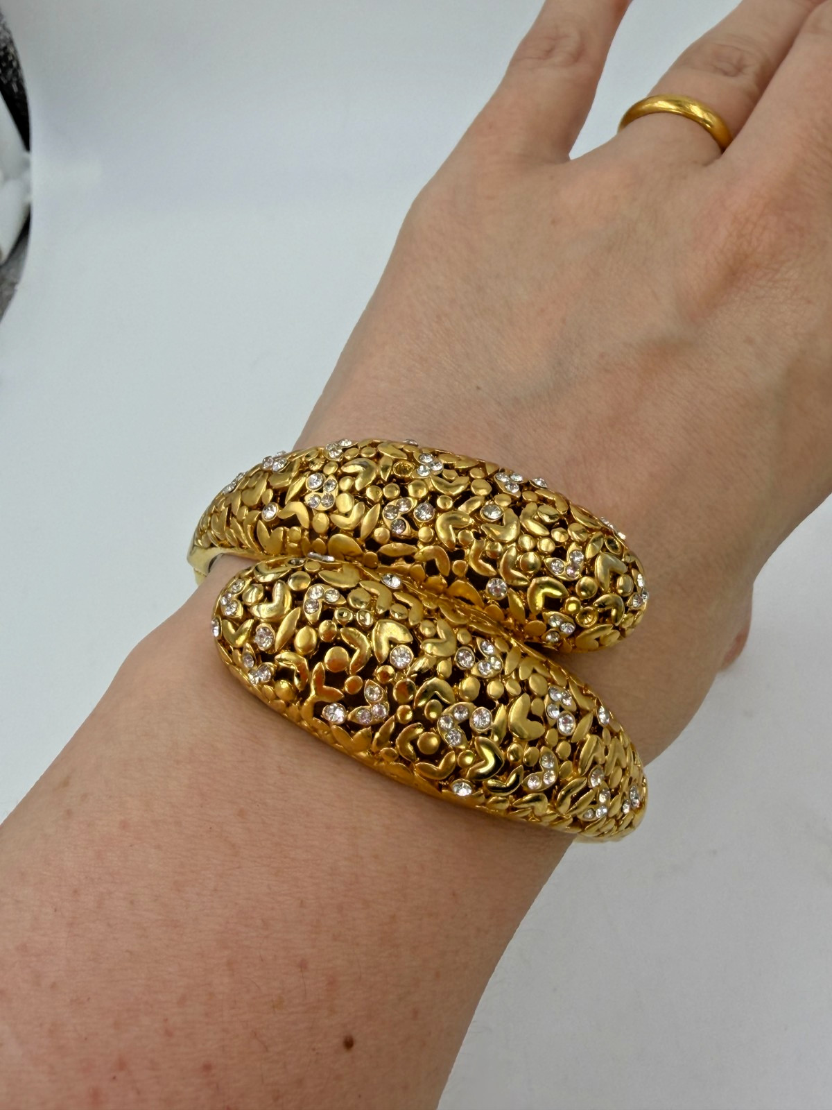 Vintage Bracelet Bypass Chunky Goldtone Hinged Chunky 6.5 in 90s Glamour Look
