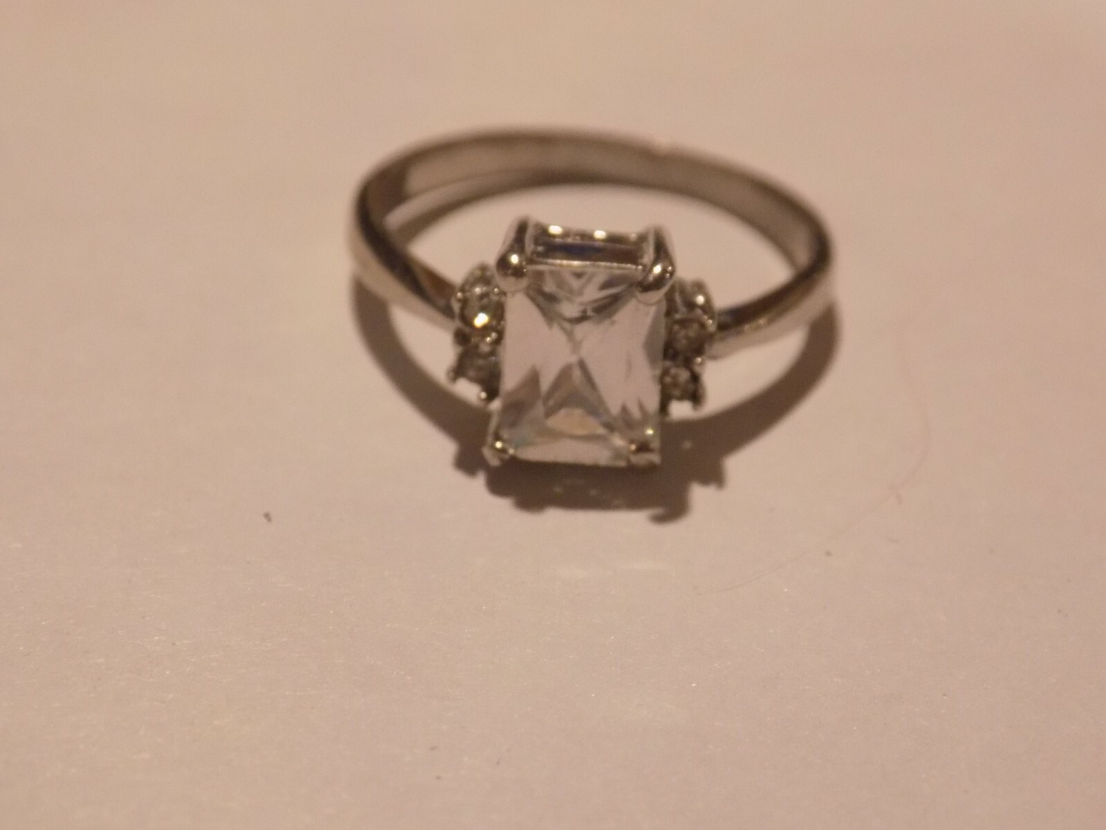 Beautiful solitaire with accents silver tone Ring Size 8.5 (226)