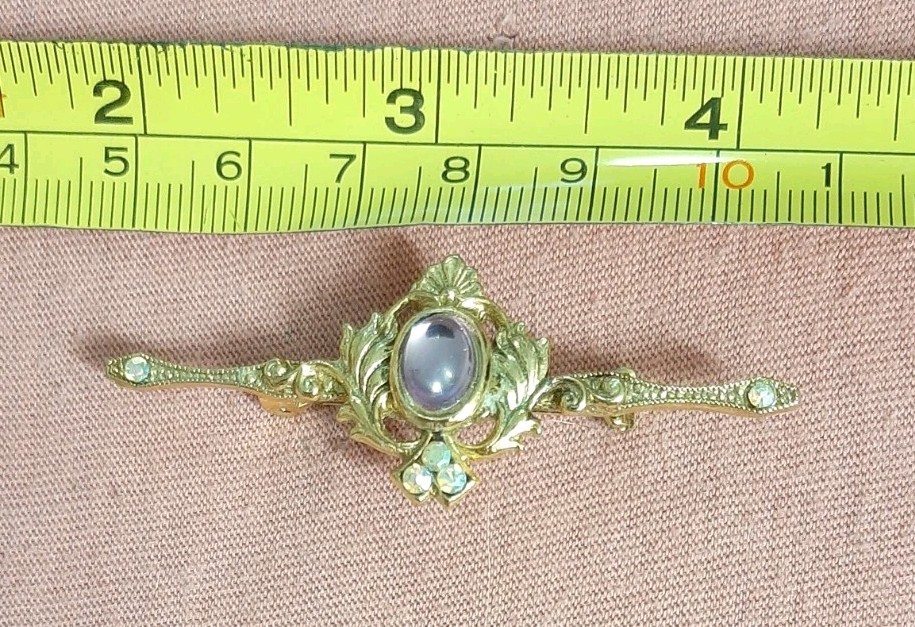 BEAUTIFUL Vintage Art Deco Style Gold Tone Bar Pink Center & Rhinestones Brooch