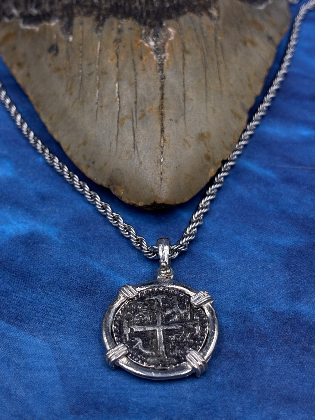 ATOCHA SHIPWRECK TREASURE COIN IN .925 BEZEL W/MATCHING ROPE CHAIN