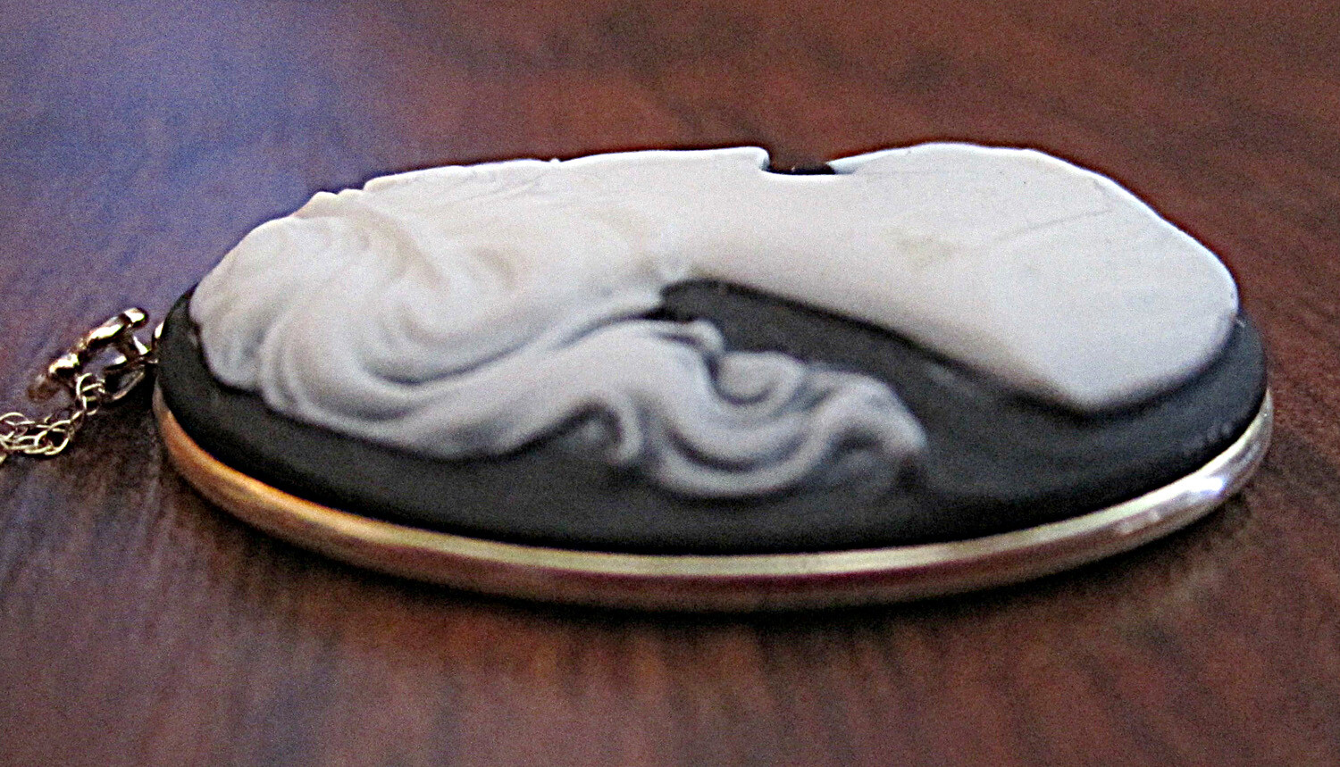 WOMEN HAND CRAFTED OVAL BLACK & BONE COLOURED CAMEO STYLE PENDANT W/ 14KT CHAIN