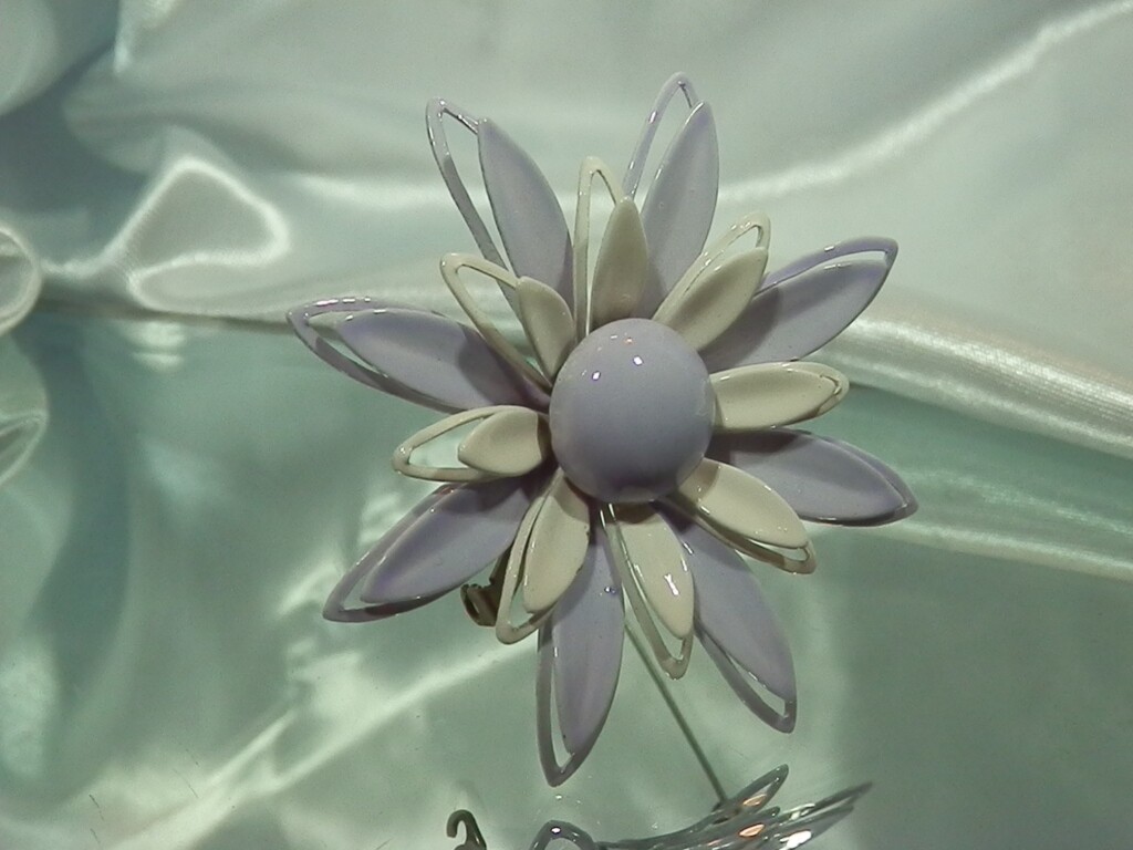 Vintage 50’s Very Light Lavender White Enamel Rare Lovely Flower Brooch 676j3