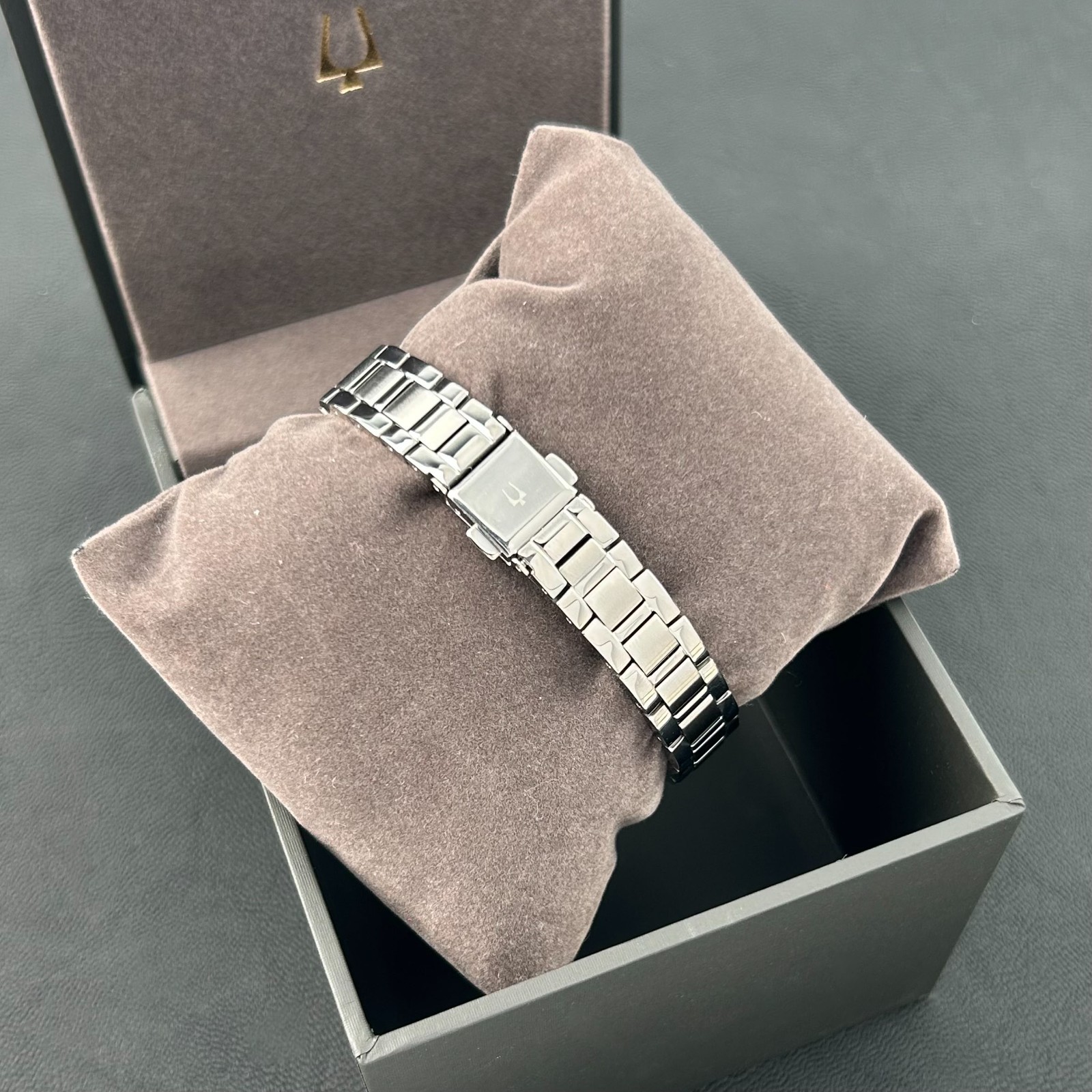 New w/box Bulova Sutton Diamond Blue Dial Women’s 28mm Quartz Watch 96P250