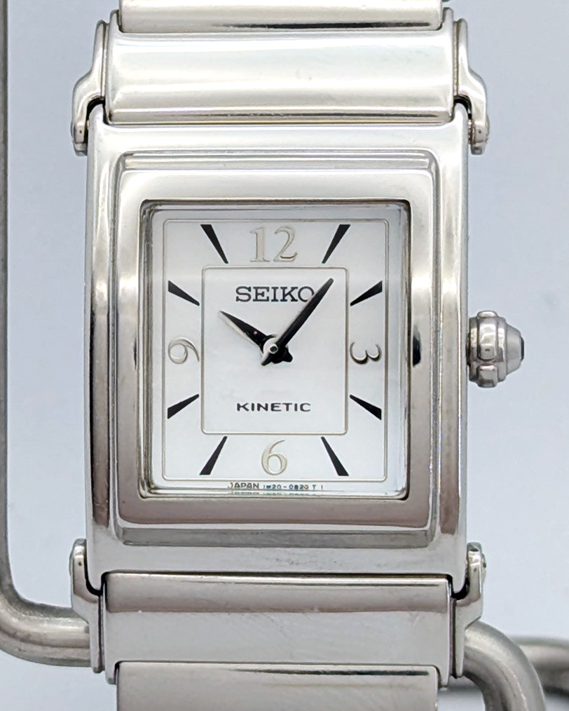 Seiko Kinetic 1M20 Square Mother of Pearl Two-Hand Cabochon | Running Strong